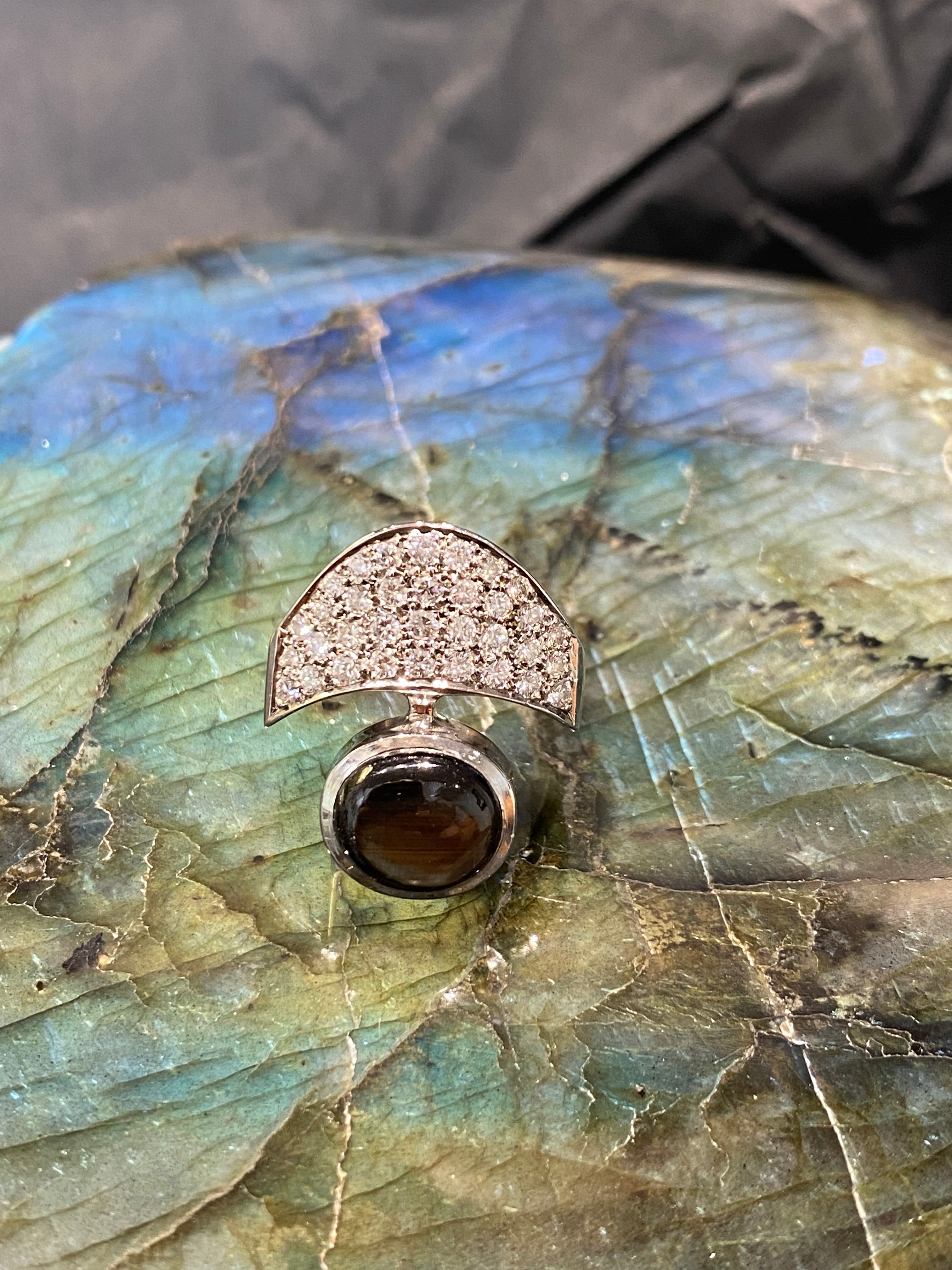 Handgemaakte witgouden ring van 18 karaat met briljant geslepen diamanten & maansteen