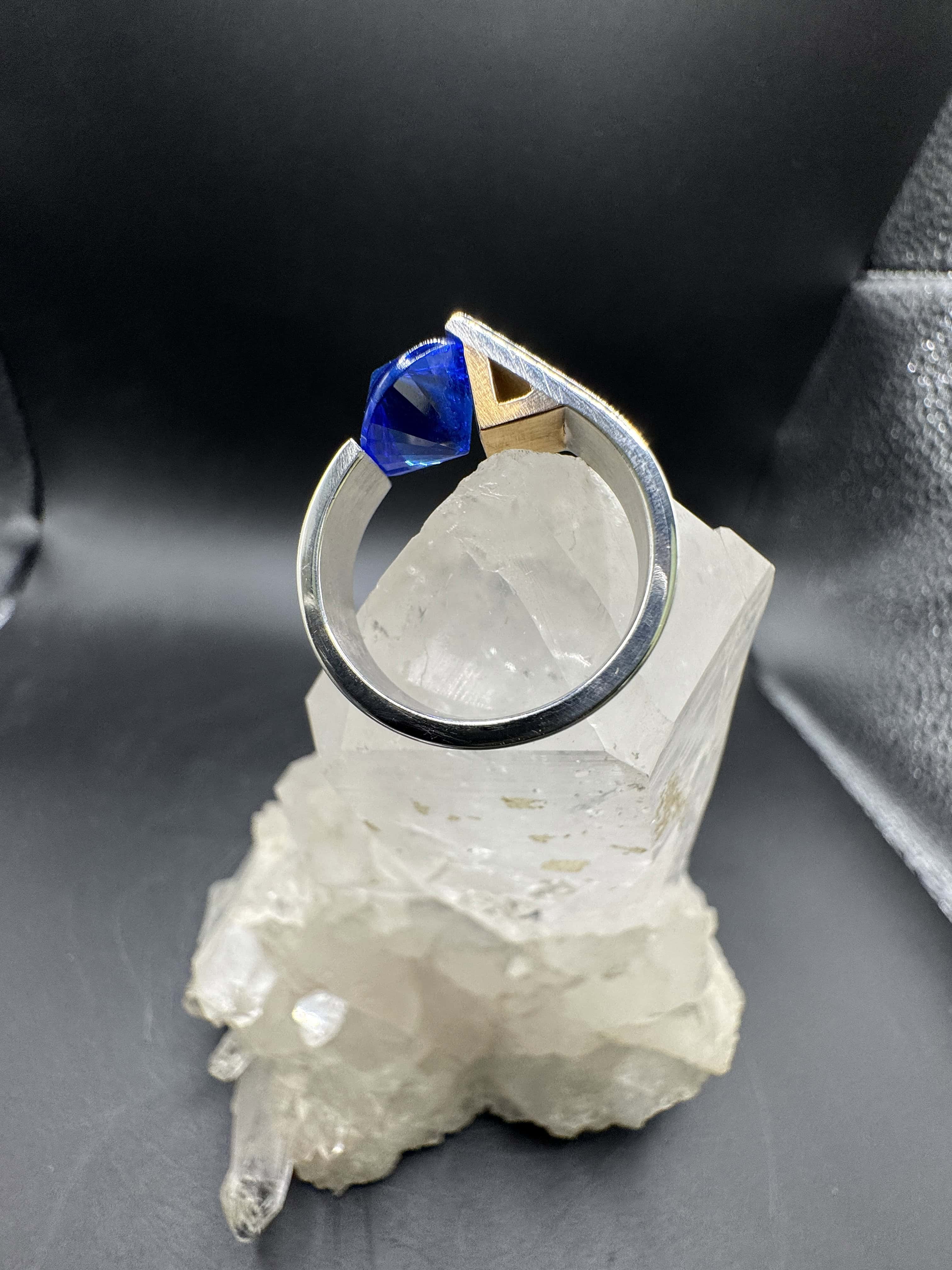 Massiver Ring von Bunz Design in 950er Platin & 18 Karat Gelbgold mit Saphir