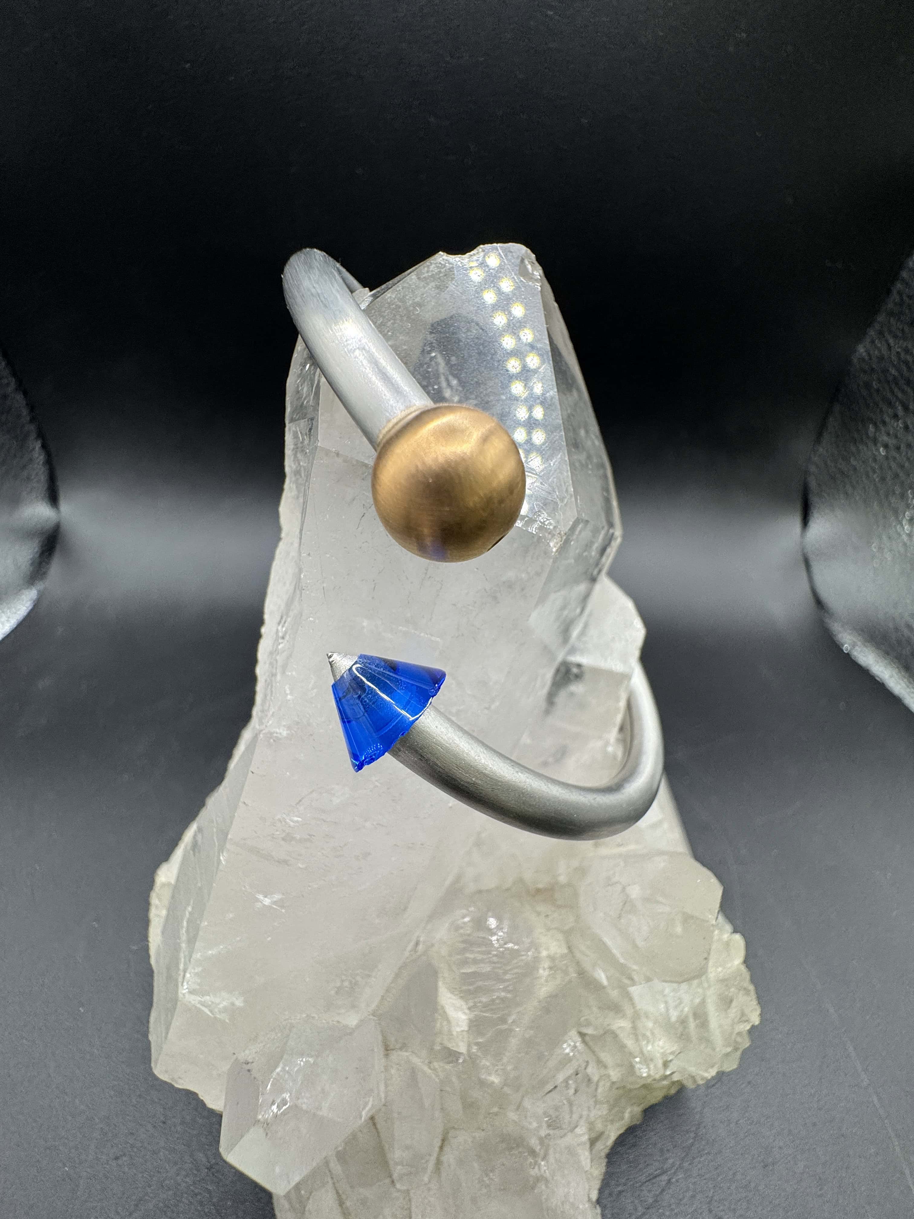 Armreif von Bunz Design in 950er Platin mit synt. blauem Saphir
