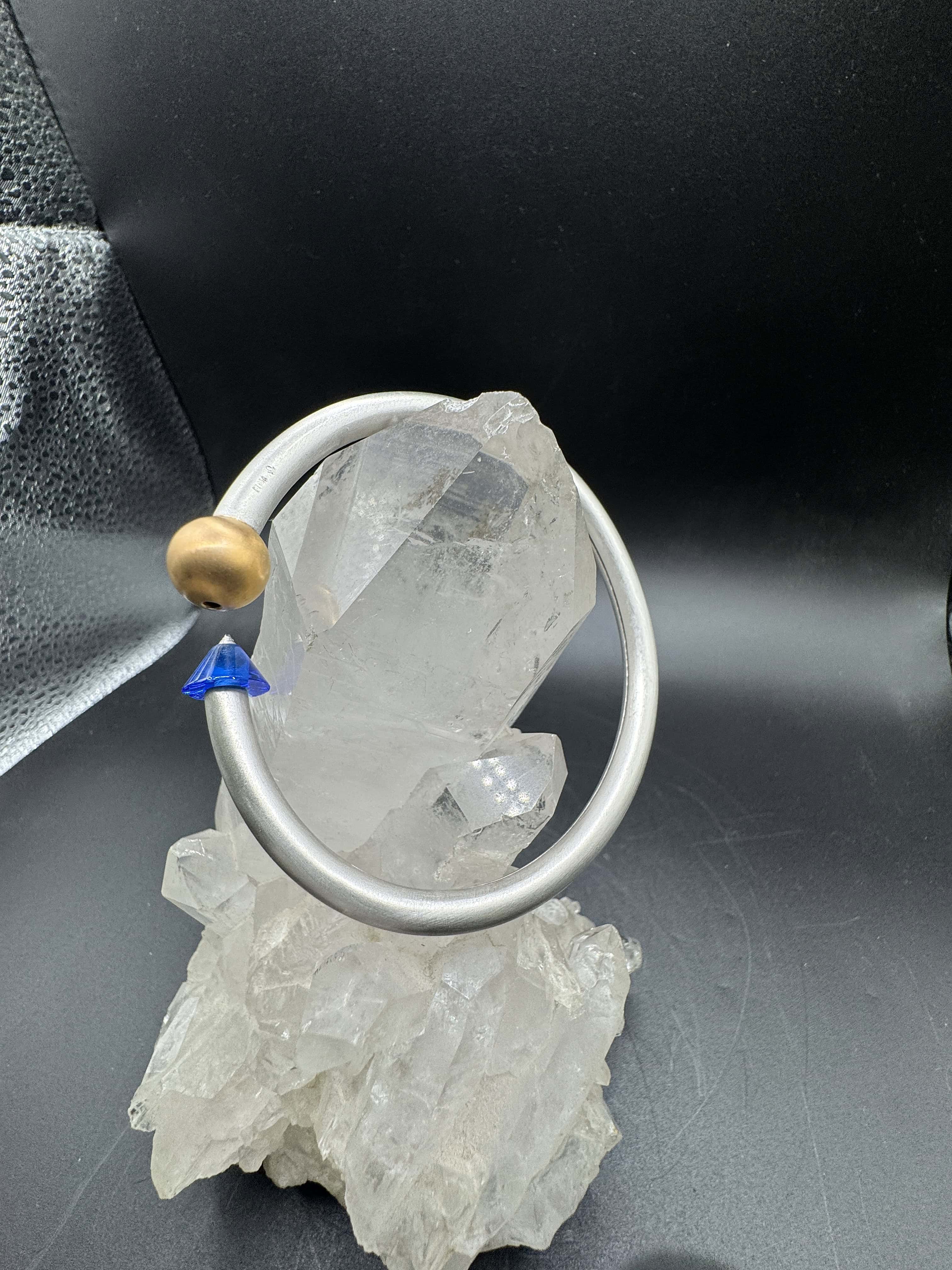 Armreif von Bunz Design in 950er Platin mit synt. blauem Saphir