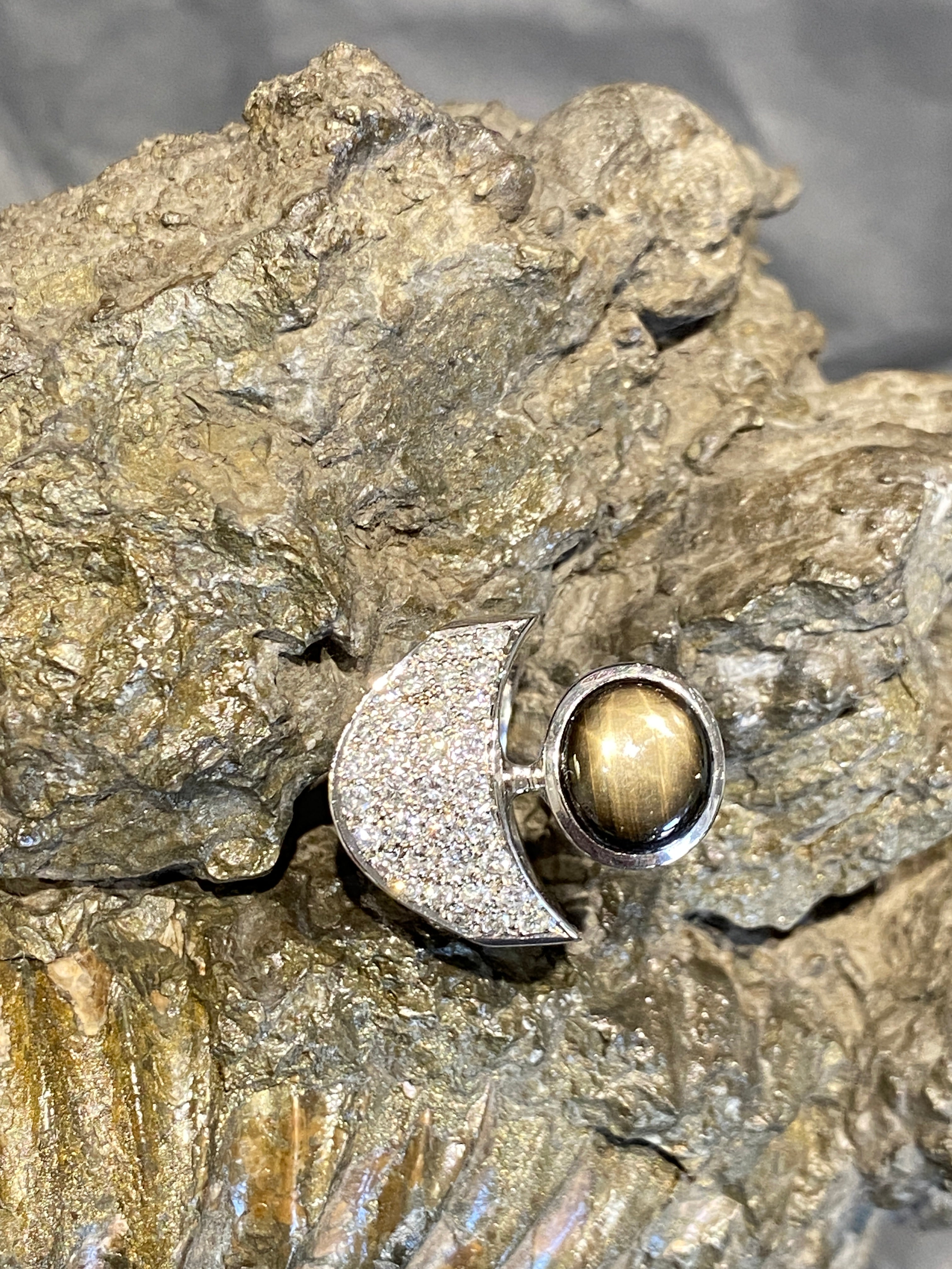 Handgemaakte witgouden ring van 18 karaat met briljant geslepen diamanten & maansteen