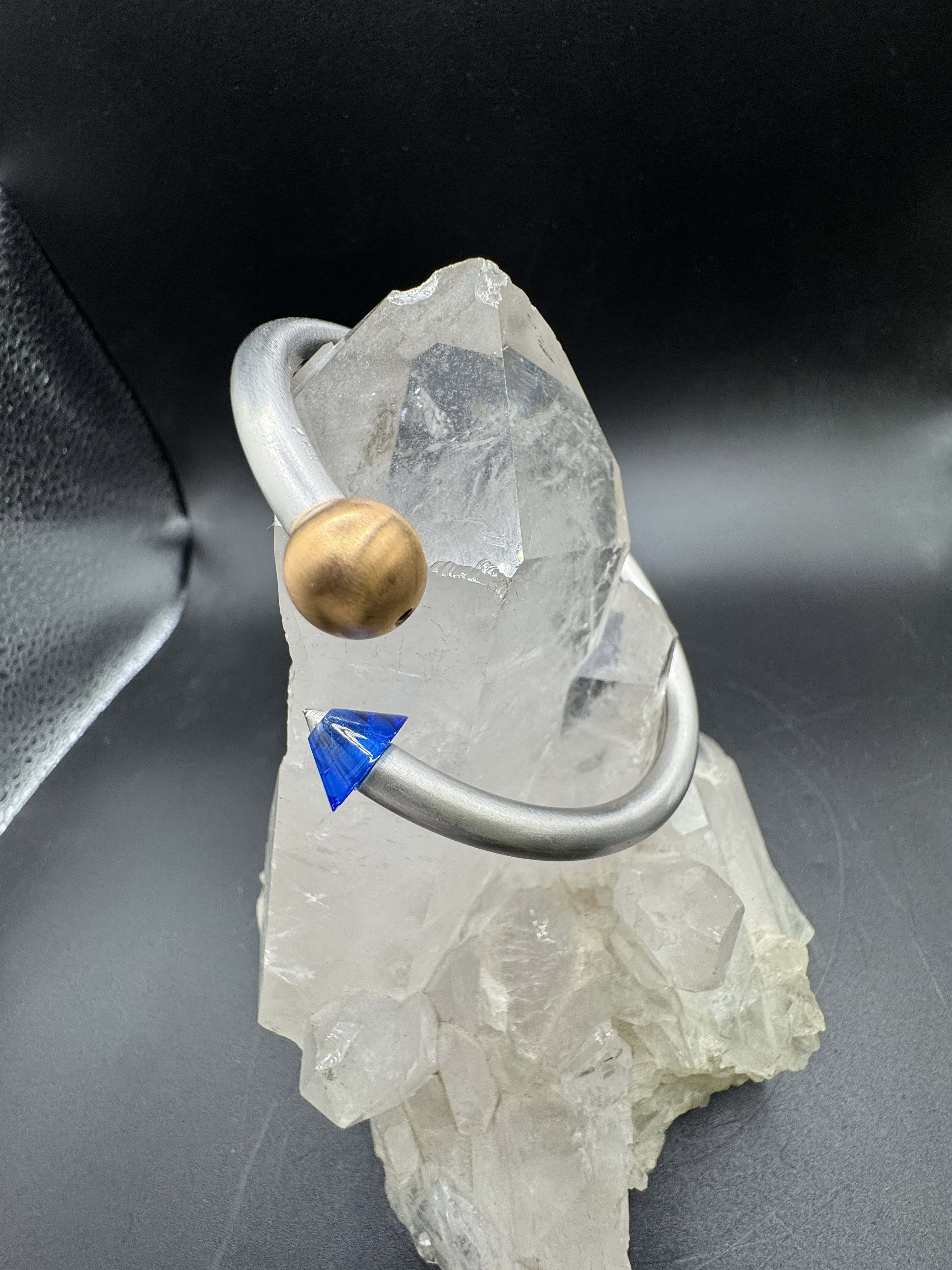 Armreif von Bunz Design in 950er Platin mit synt. blauem Saphir