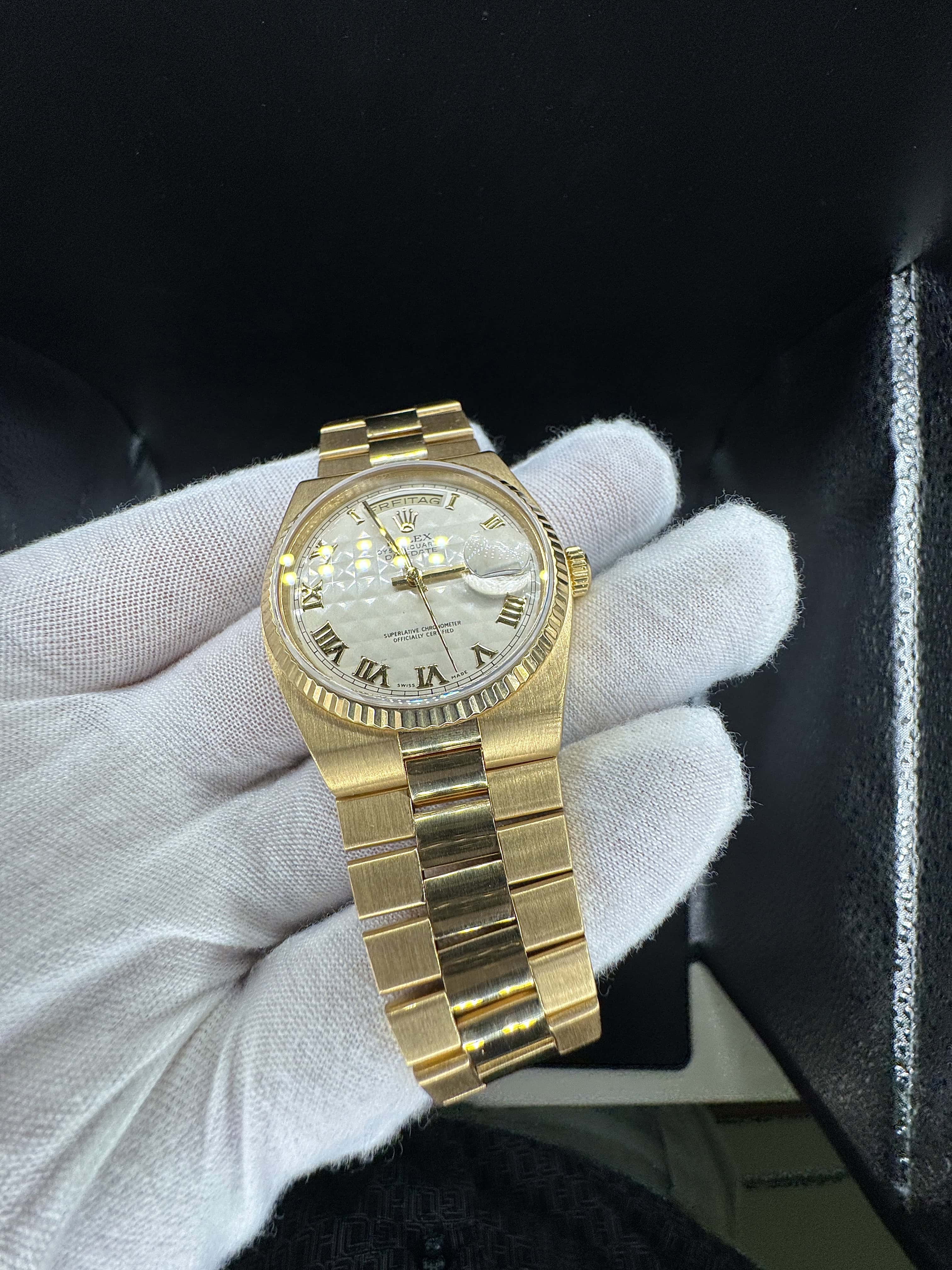 Rolex Day-Date Oysterquartz Ref. 19018 in 18 Karat Gelbgold