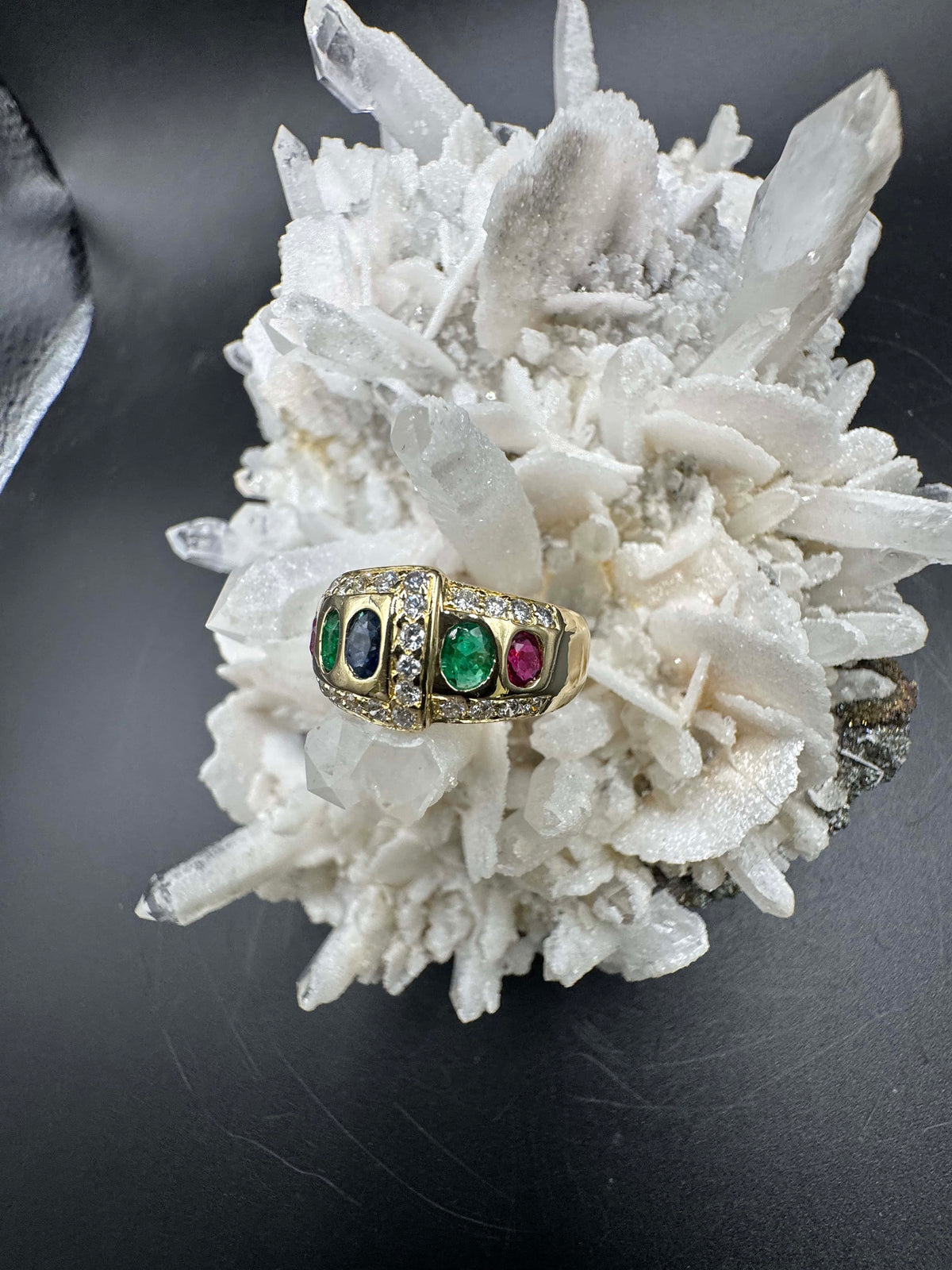 Edler Ring in 18 Karat Gelbgold mit Rubin, Smaragd, Saphir & Brillanten