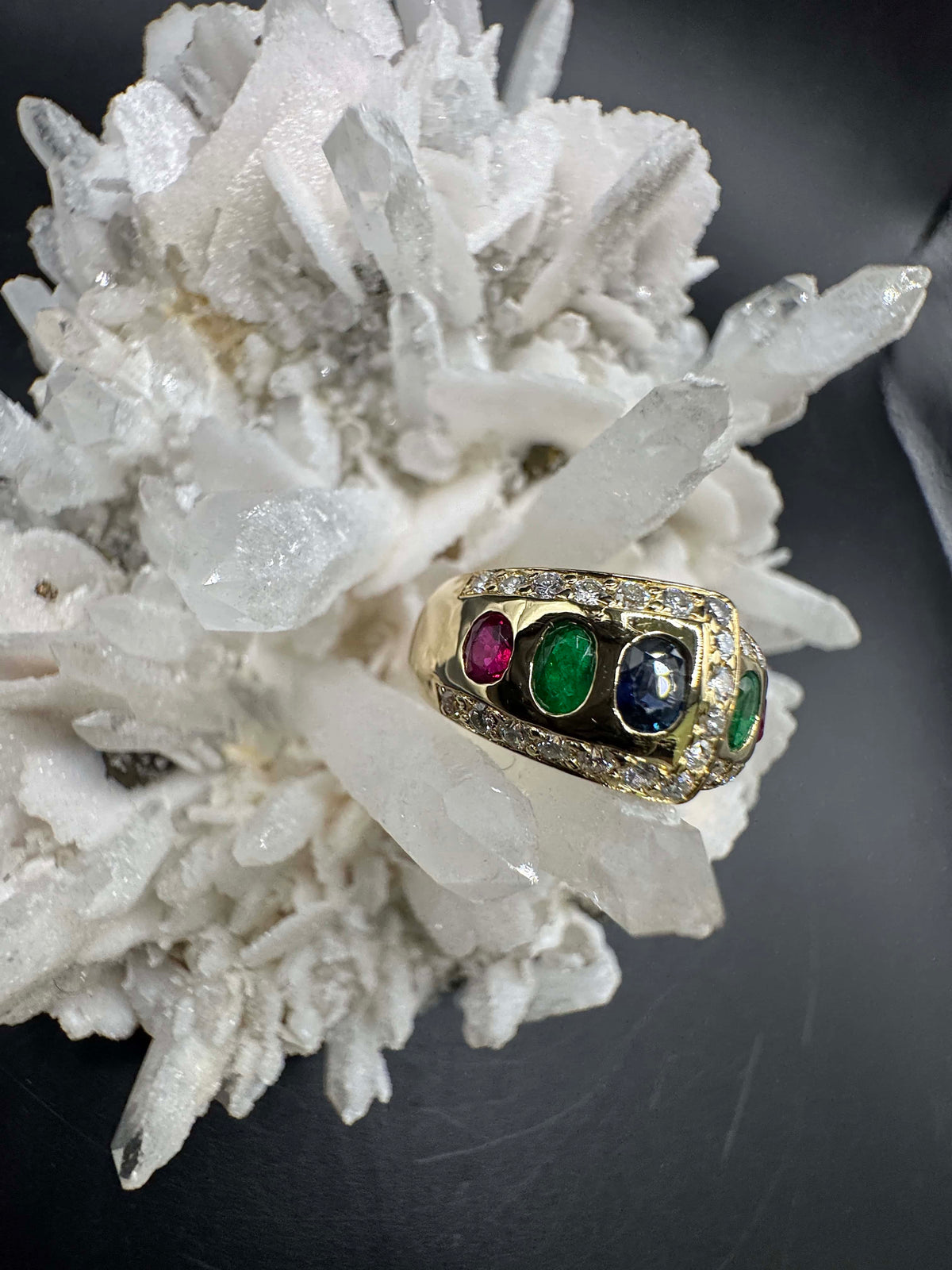 Edler Ring in 18 Karat Gelbgold mit Rubin, Smaragd, Saphir & Brillanten