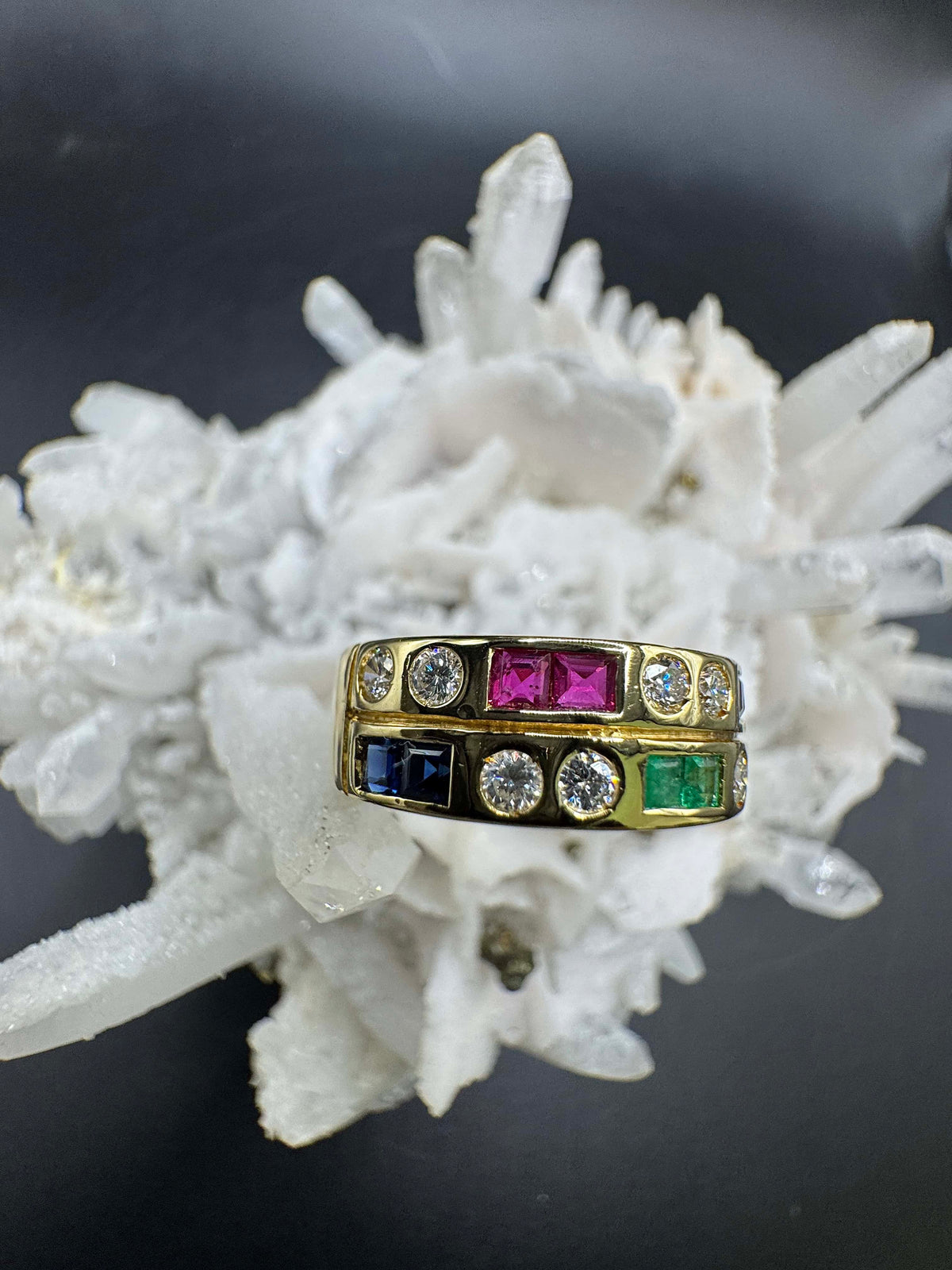 Eleganter Ring in 18 Karat Gelbgold mit Smaragd, Rubin, Saphir & Brillanten