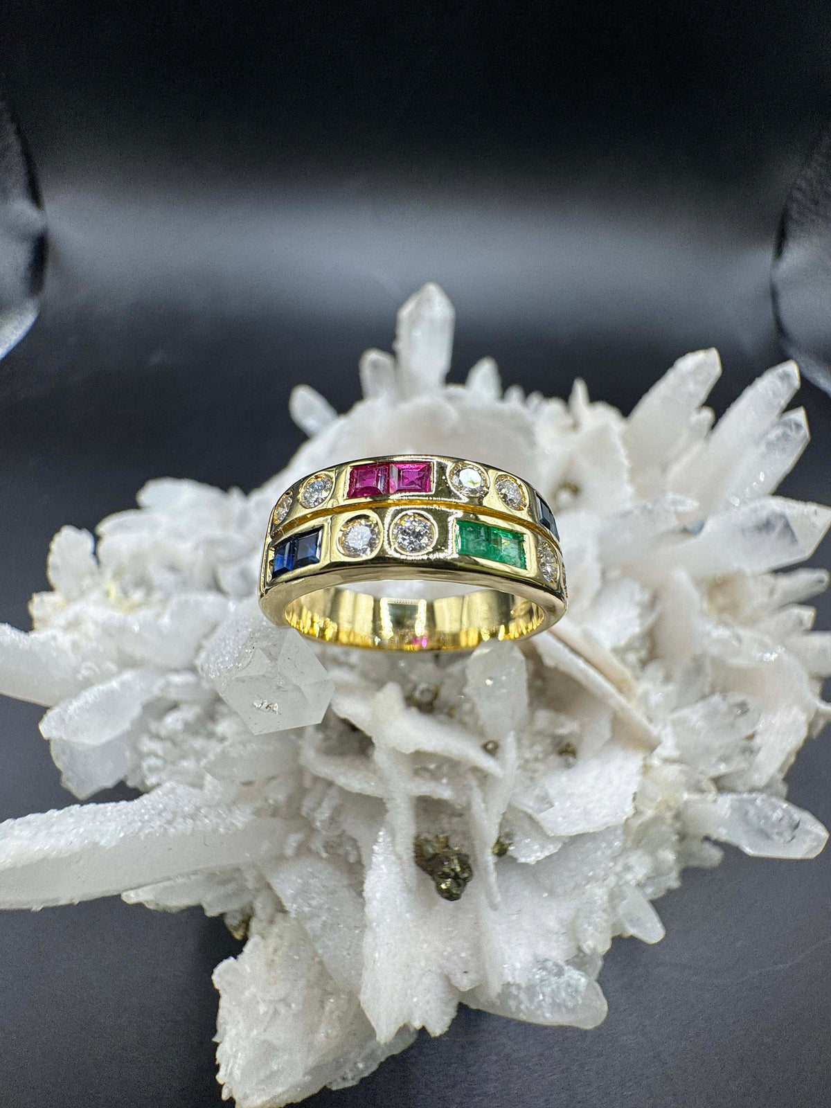 Eleganter Ring in 18 Karat Gelbgold mit Smaragd, Rubin, Saphir & Brillanten