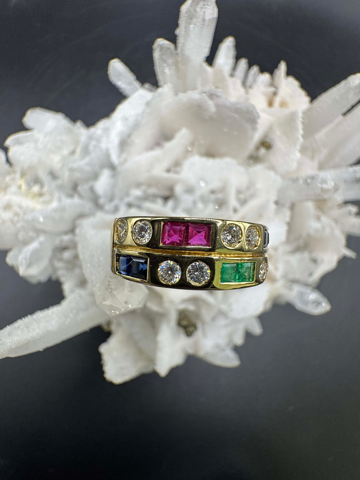 Eleganter Ring in 18 Karat Gelbgold mit Smaragd, Rubin, Saphir & Brillanten