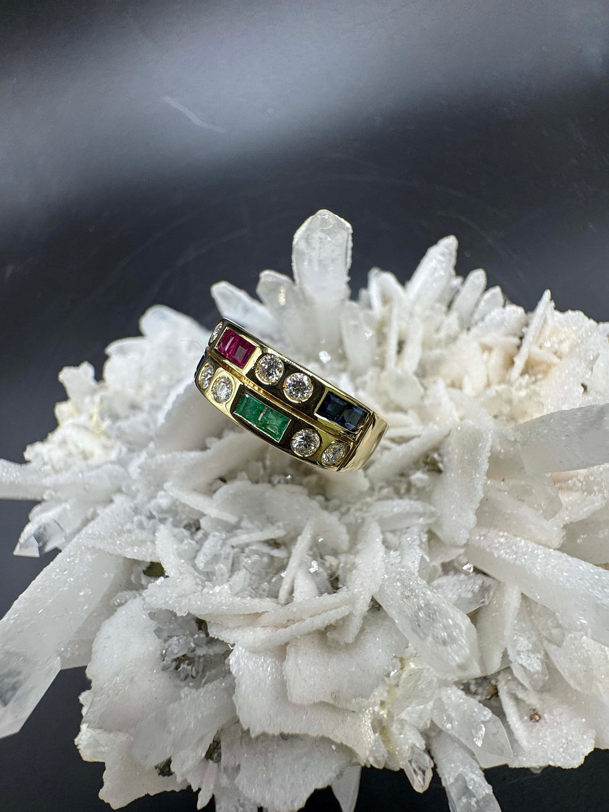 Eleganter Ring in 18 Karat Gelbgold mit Smaragd, Rubin, Saphir & Brillanten
