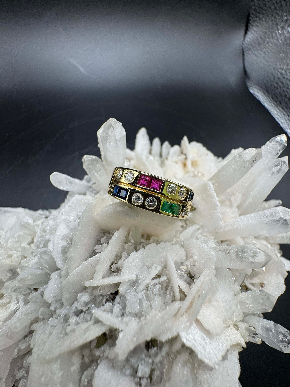 Eleganter Ring in 18 Karat Gelbgold mit Smaragd, Rubin, Saphir & Brillanten