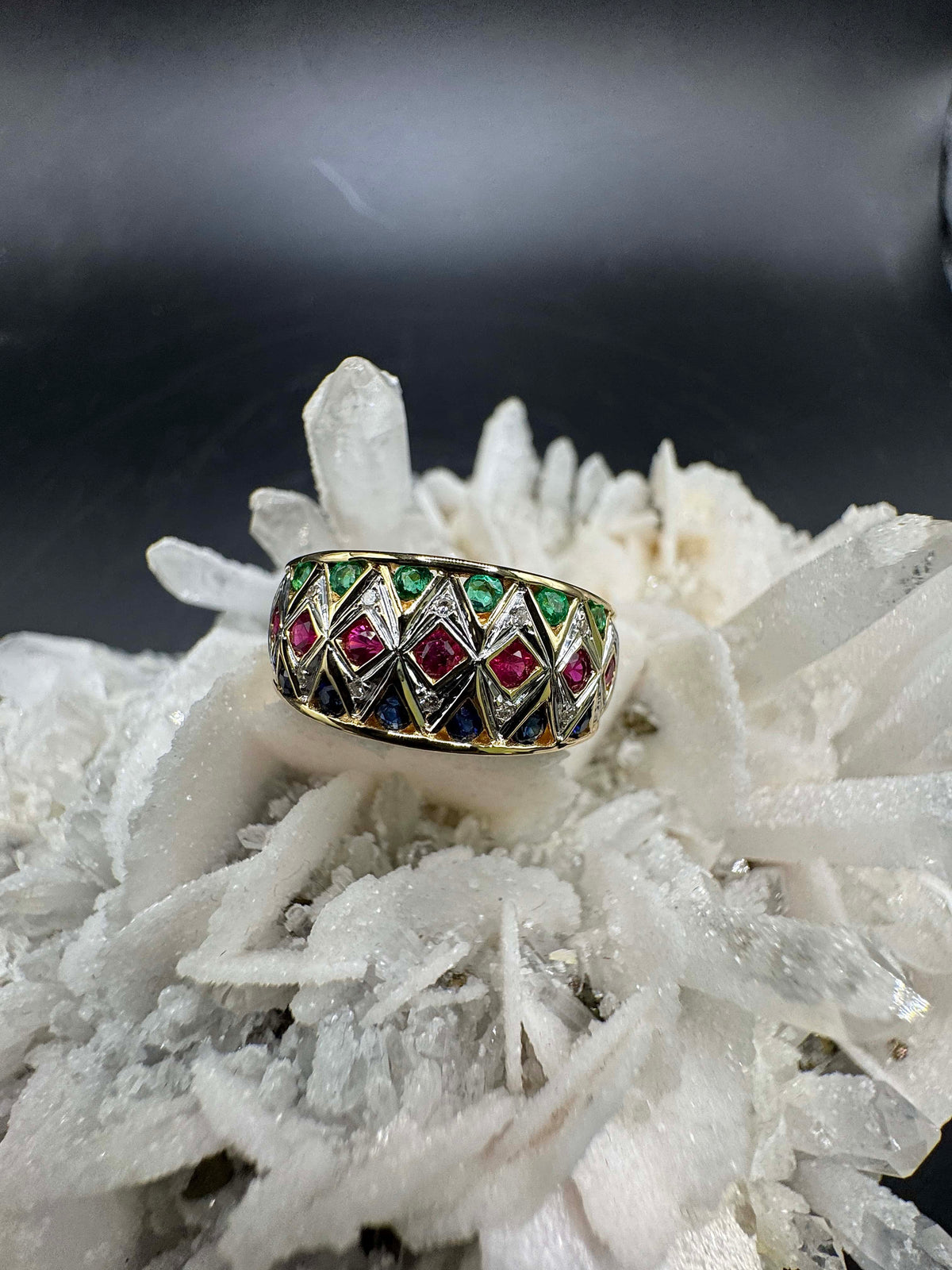 Ausgefallener Ring in 18 Karat Gelbgold mit Smaragd, Saphir, Rubin & Brillanten