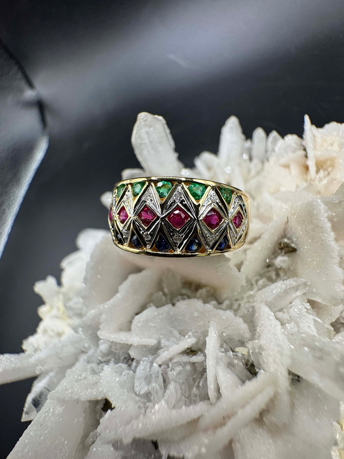 Ausgefallener Ring in 18 Karat Gelbgold mit Smaragd, Saphir, Rubin & Brillanten