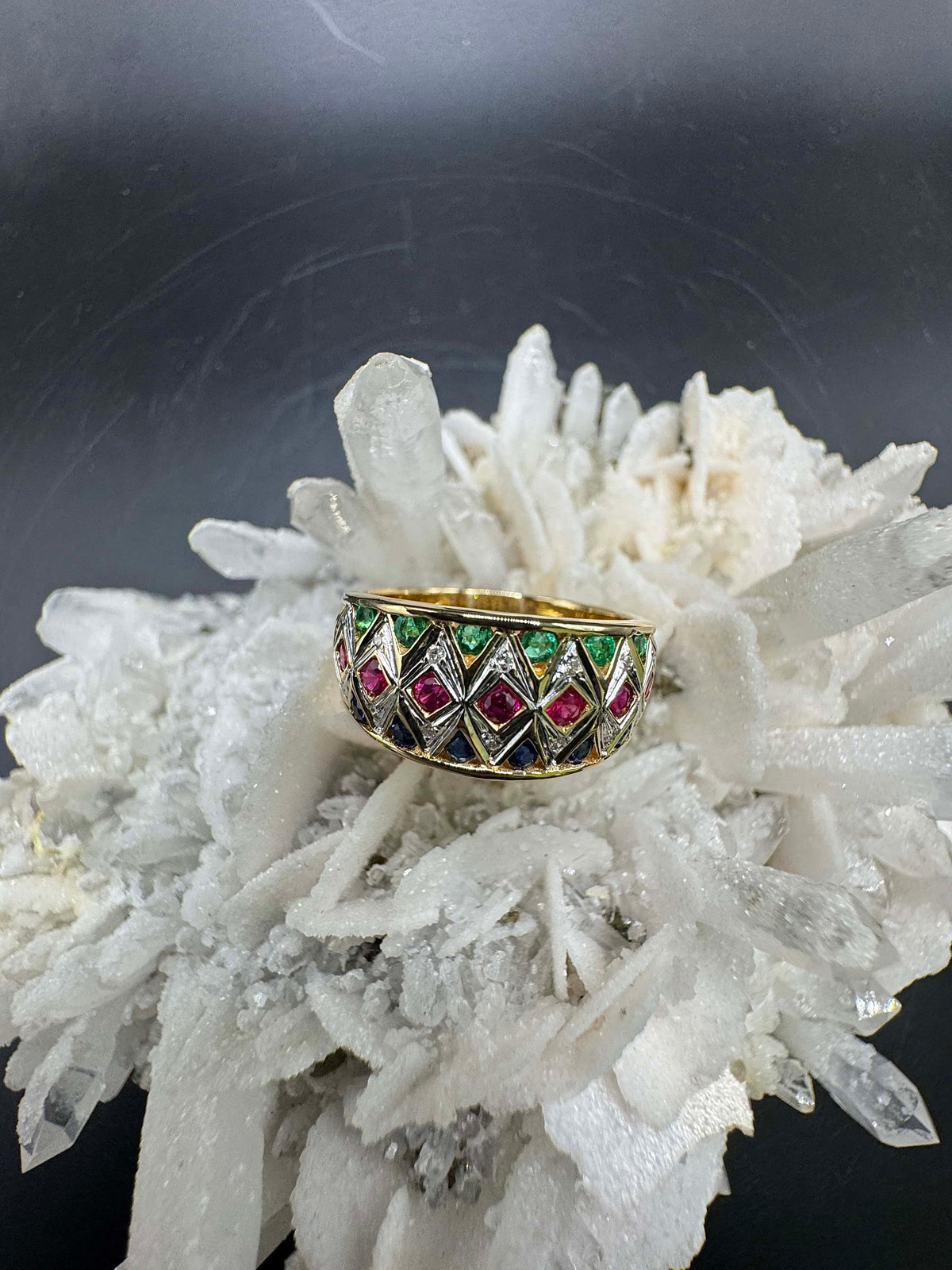 Ausgefallener Ring in 18 Karat Gelbgold mit Smaragd, Saphir, Rubin & Brillanten