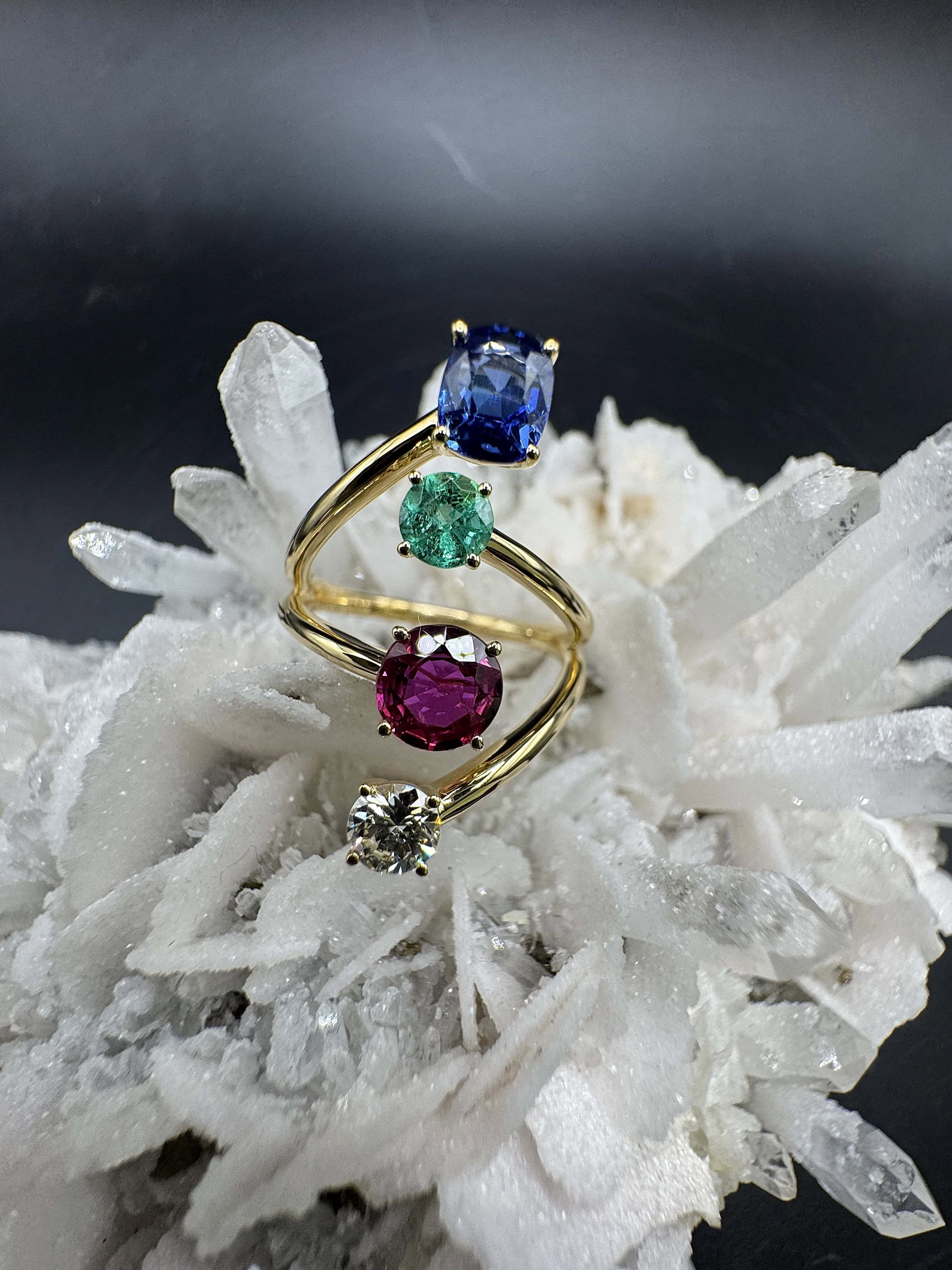 Aufregender Ring in 18 Karat Gelbgold mit Smaragd, Rubin, Saphir und Brillant