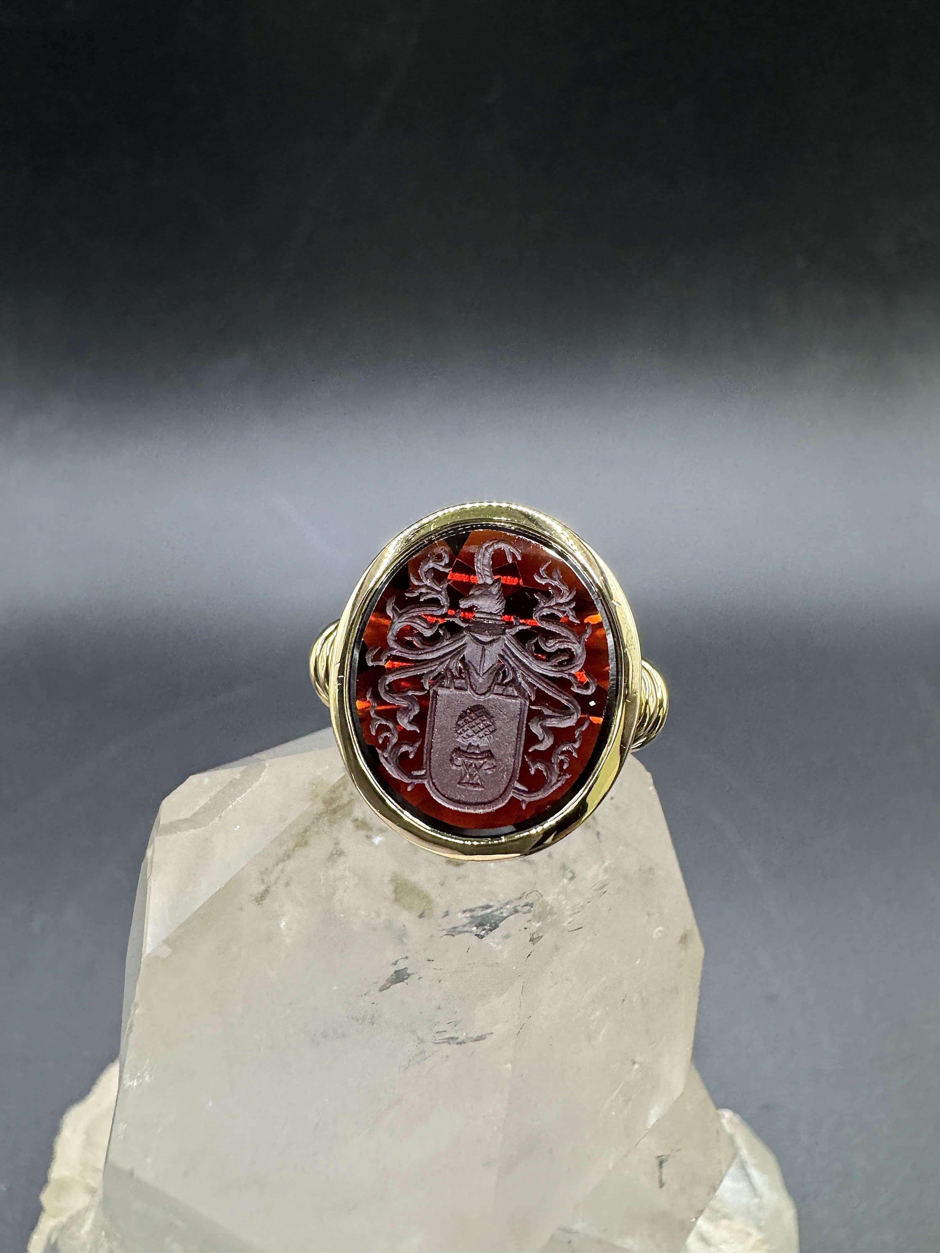 Handgefertigter Augsburger Ring in 18 Karat Gelbgold mit Granat-Siegel