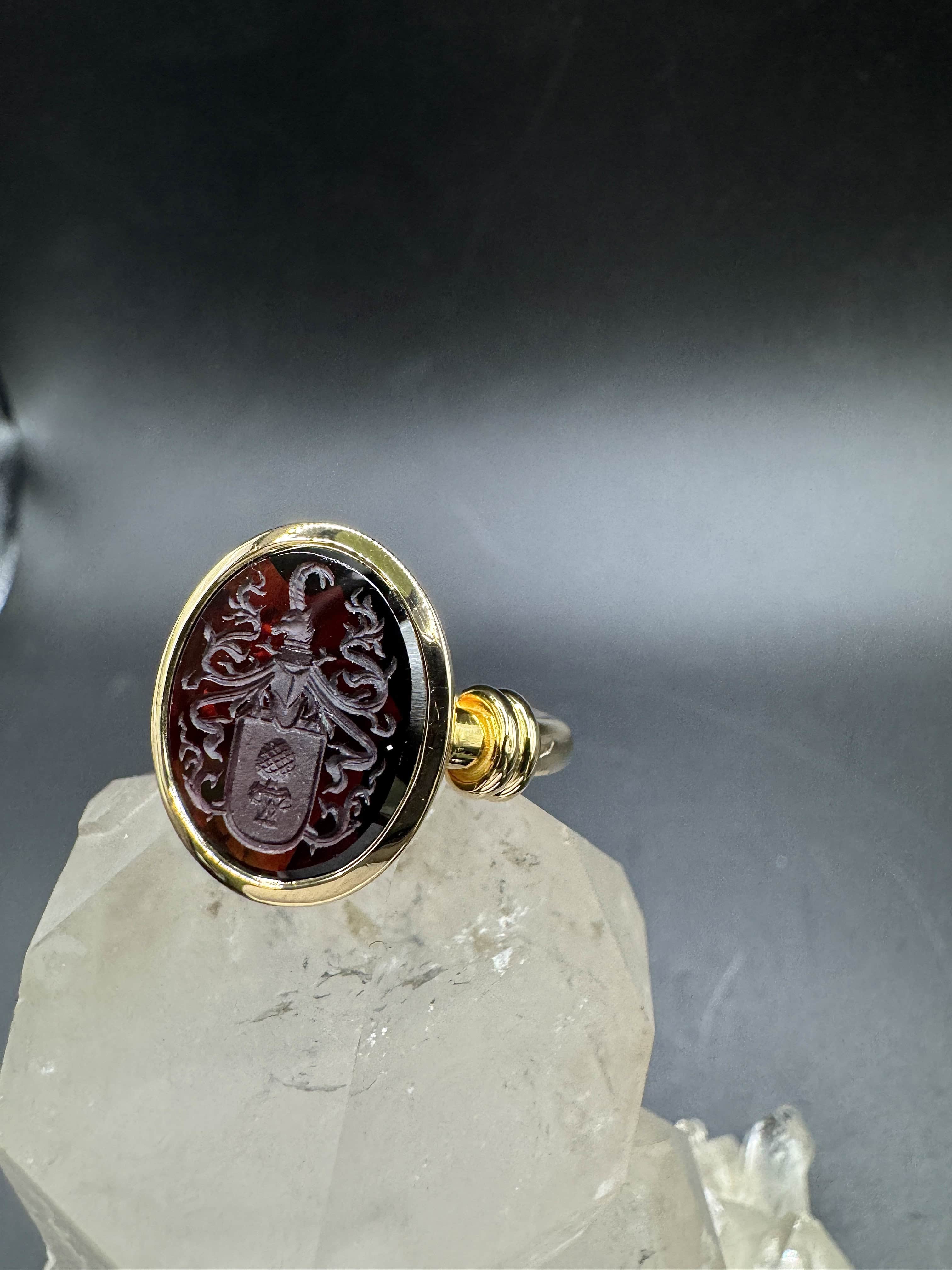 Handgefertigter Augsburger Ring in 18 Karat Gelbgold mit Granat-Siegel