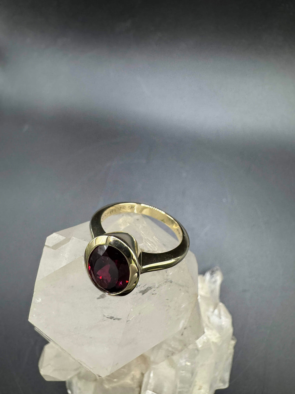 Edler Ring in 14 Karat Gelbgold mit rotem Granat von R. H. Becker
