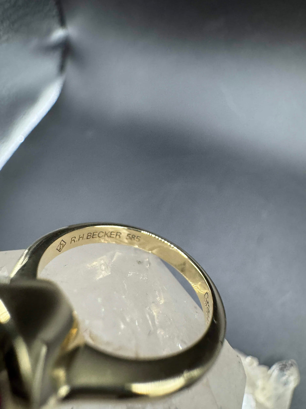 Edler Ring in 14 Karat Gelbgold mit rotem Granat von R. H. Becker