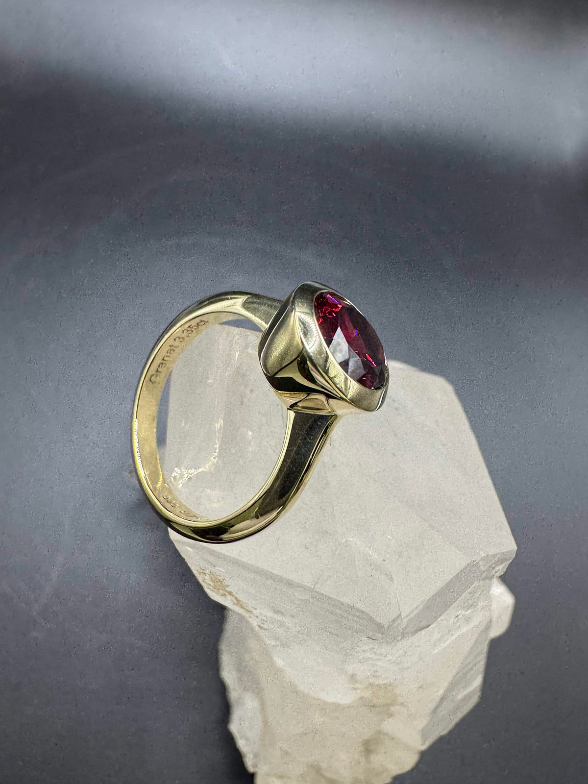 Edler Ring in 14 Karat Gelbgold mit rotem Granat von R. H. Becker