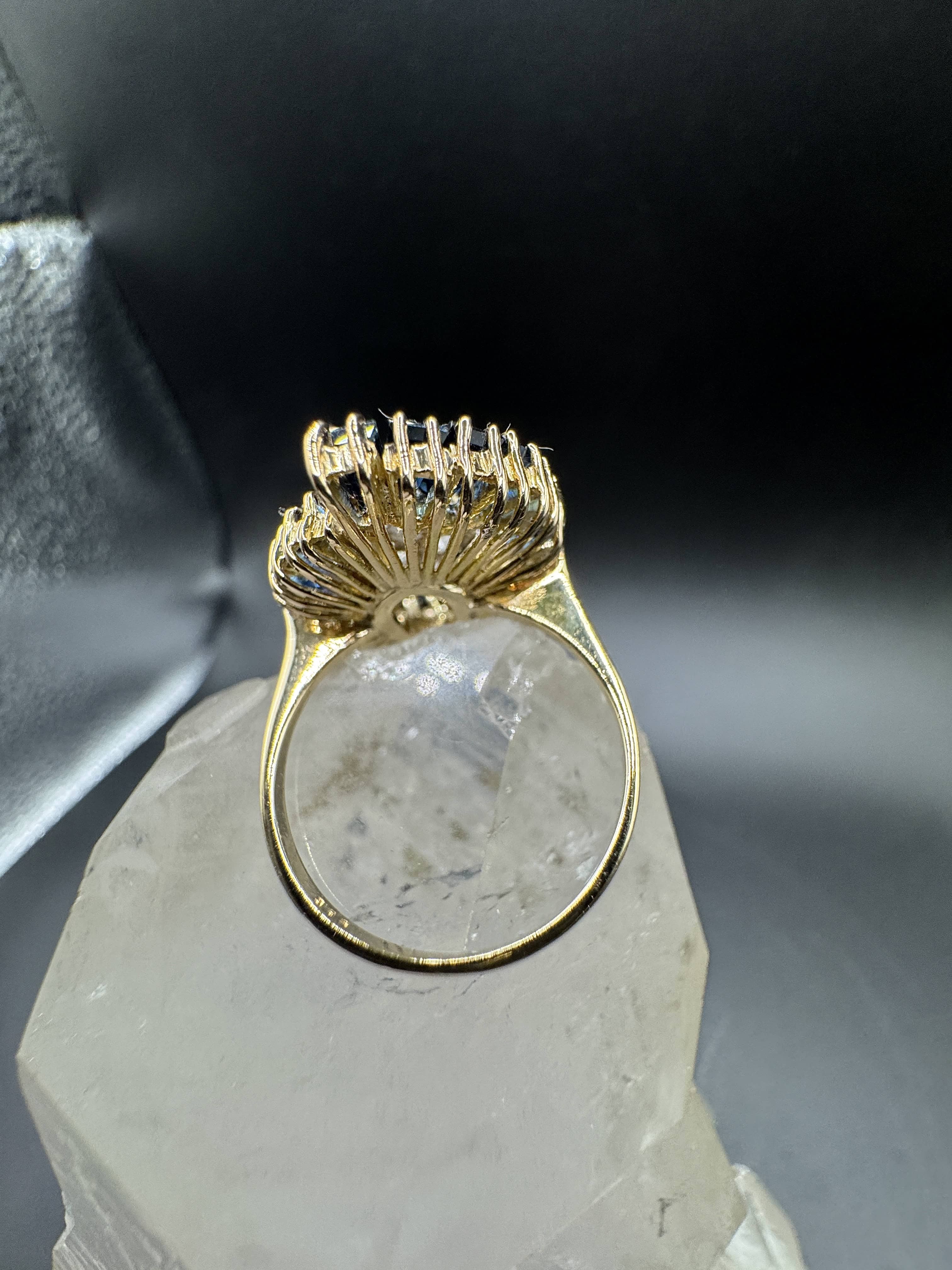 Besonderer Ring in 14 Karat Gelbgold mit feinen Saphiren & Brillanten