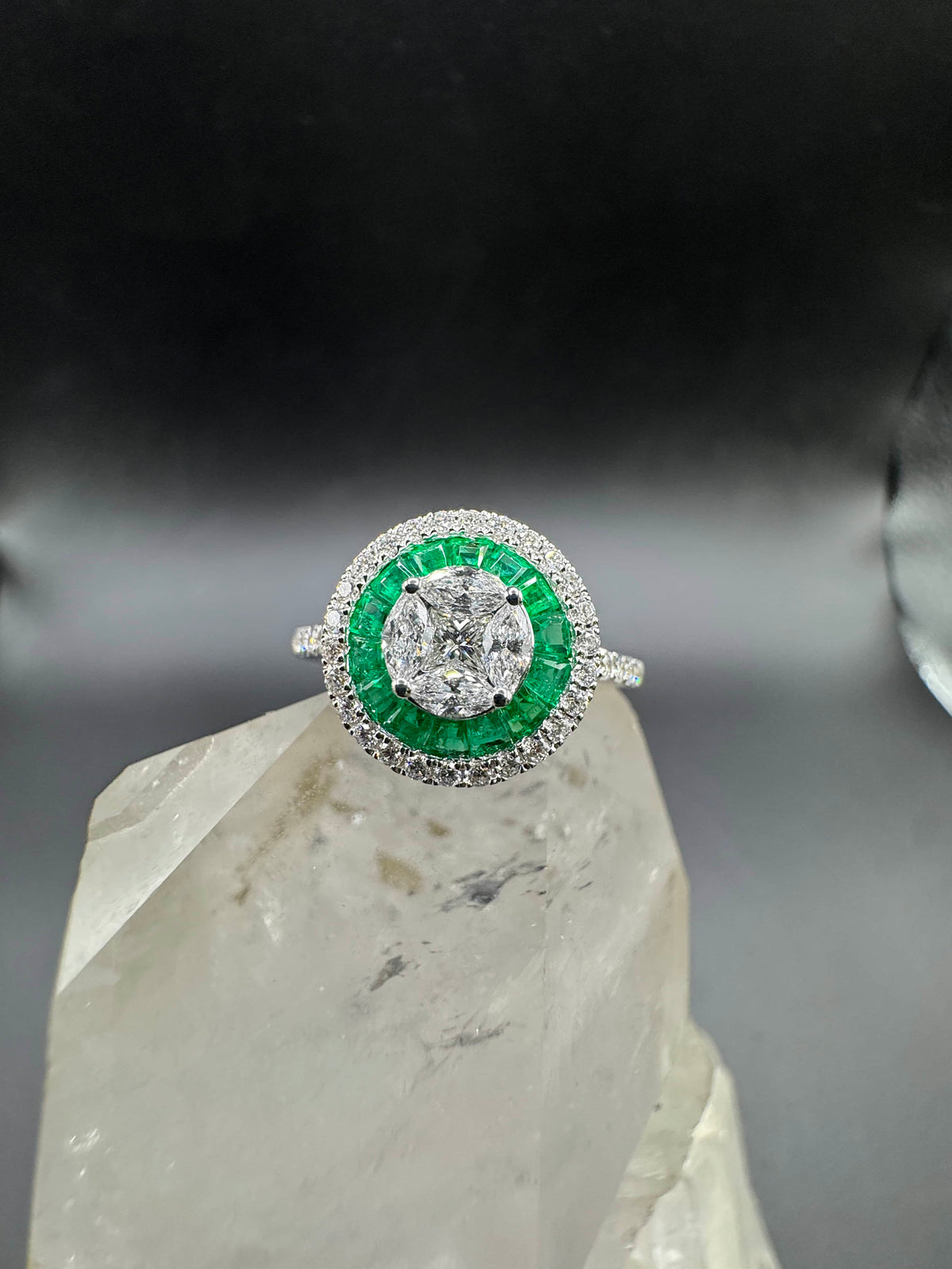 Moderner Ring in 18 Karat Weißgold mit Brillanten & Smaragden