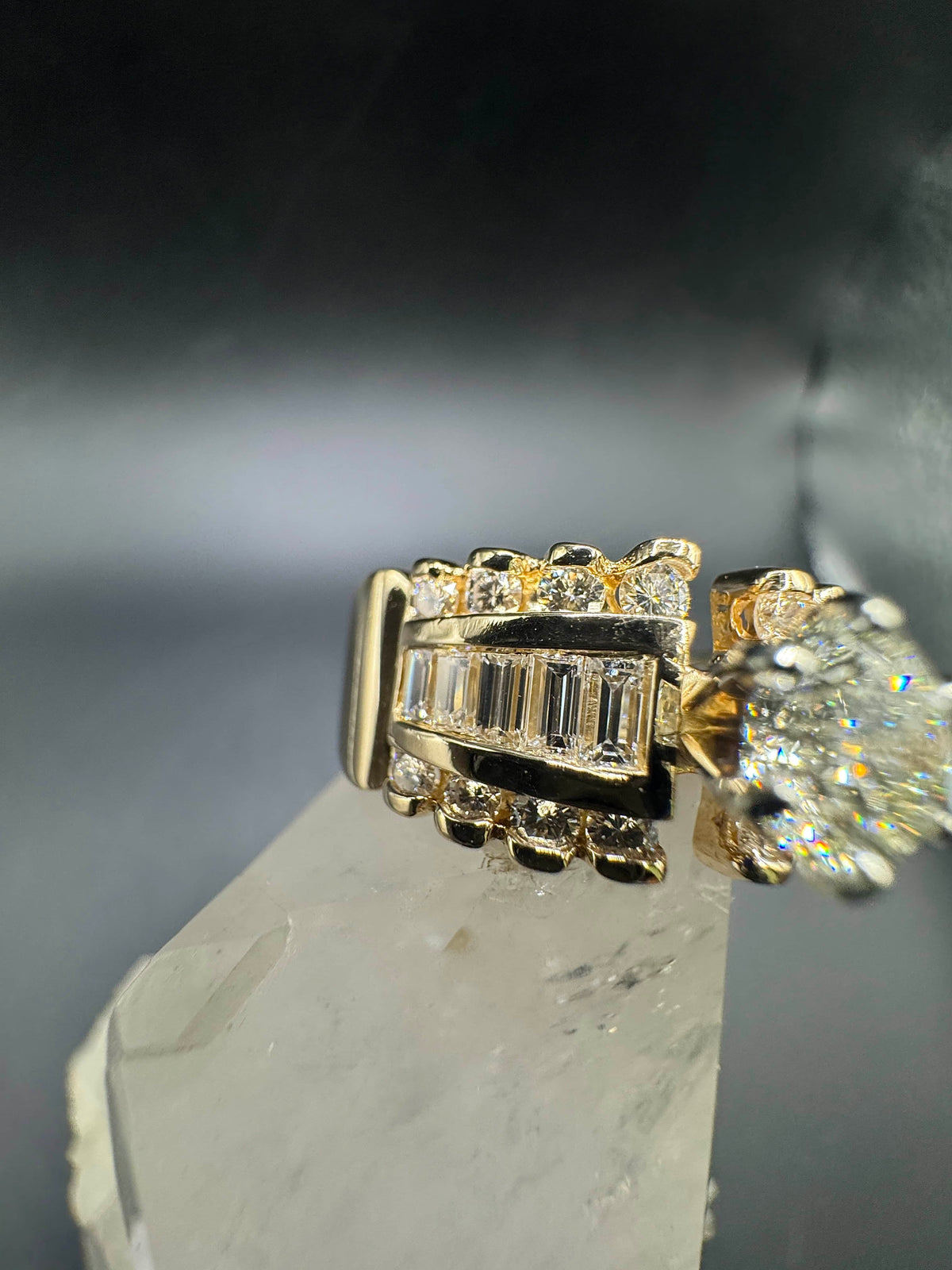 Dominanter Solitär Ring in 14 Karat Gelbgold mit Brillanten & Diamant-Baguettes