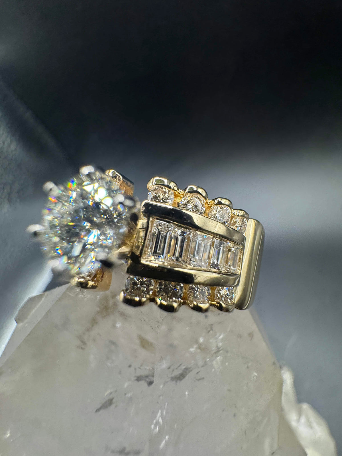 Dominanter Solitär Ring in 14 Karat Gelbgold mit Brillanten & Diamant-Baguettes