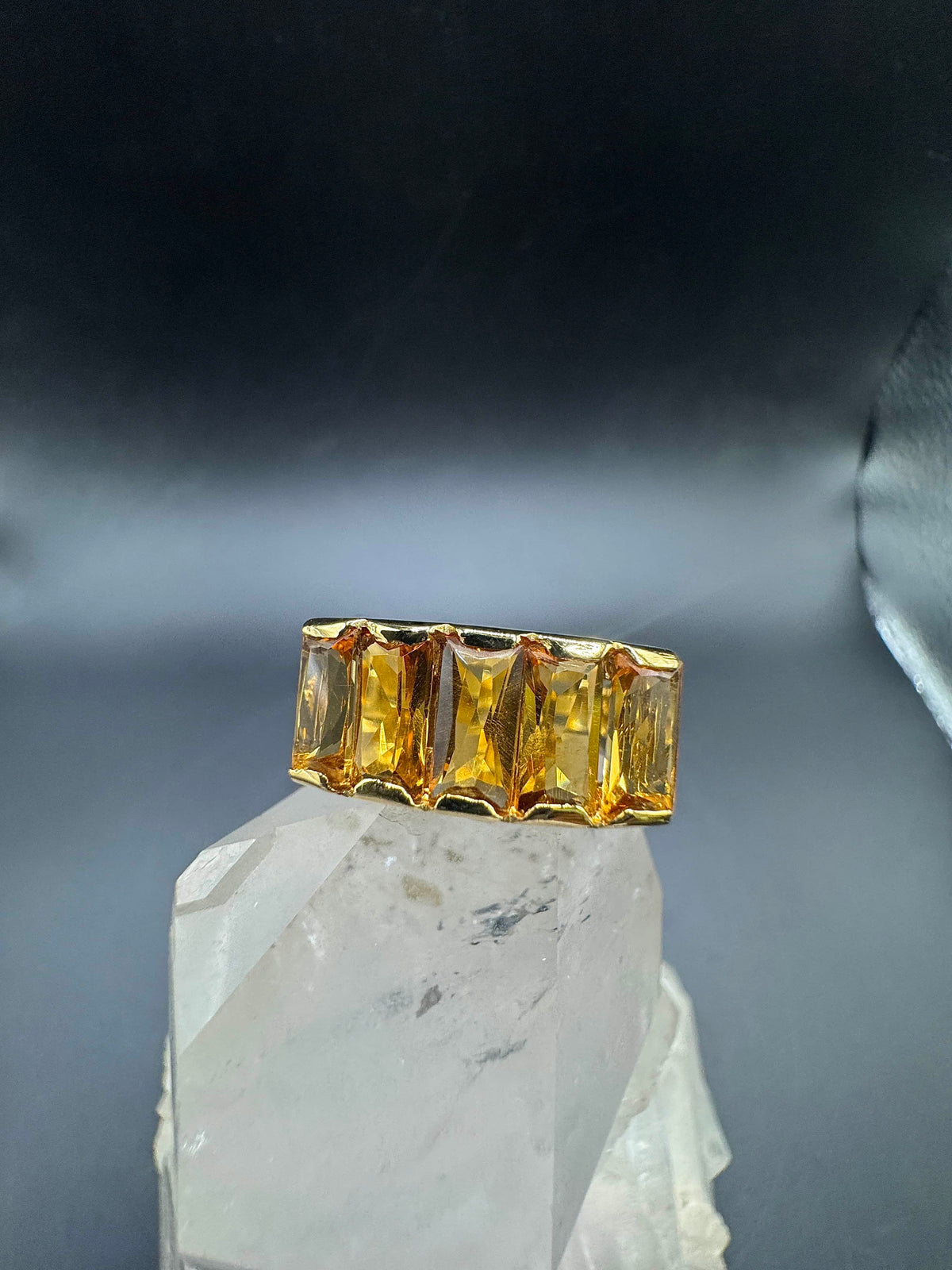 Leuchtender Ring in 18 Karat Gelbgold mit feinen Citrinen