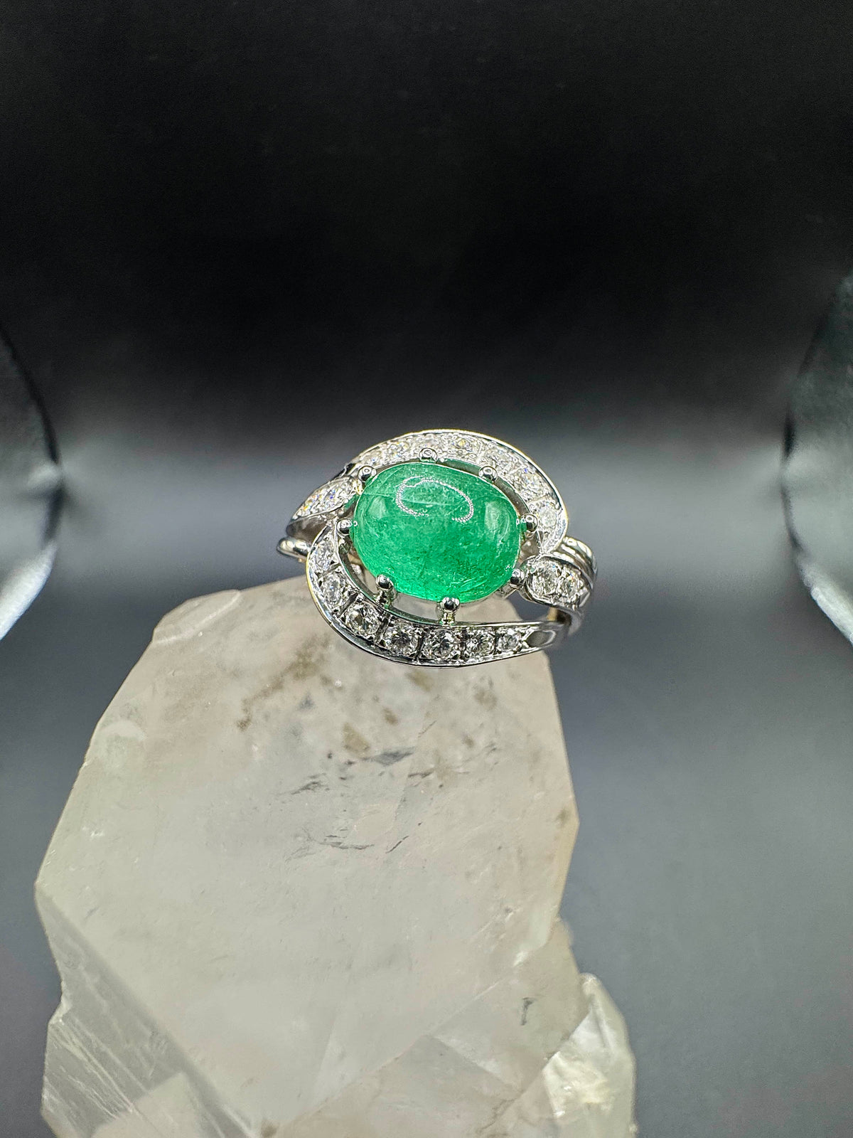 Wirkungsvoller Cocktailring in 14 Karat Gelb- und Weißgold mit Smaragd & Brillanten