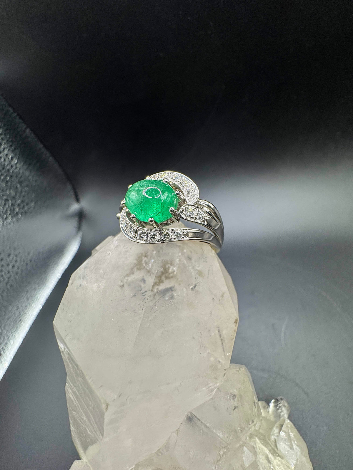 Wirkungsvoller Cocktailring in 14 Karat Gelb- und Weißgold mit Smaragd & Brillanten