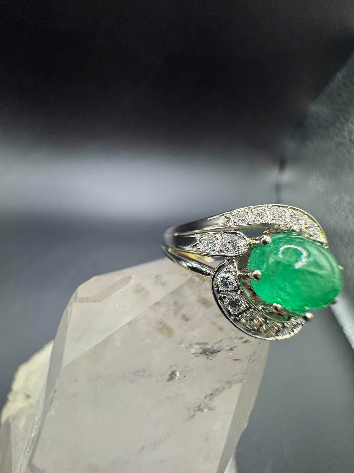 Wirkungsvoller Cocktailring in 14 Karat Gelb- und Weißgold mit Smaragd & Brillanten