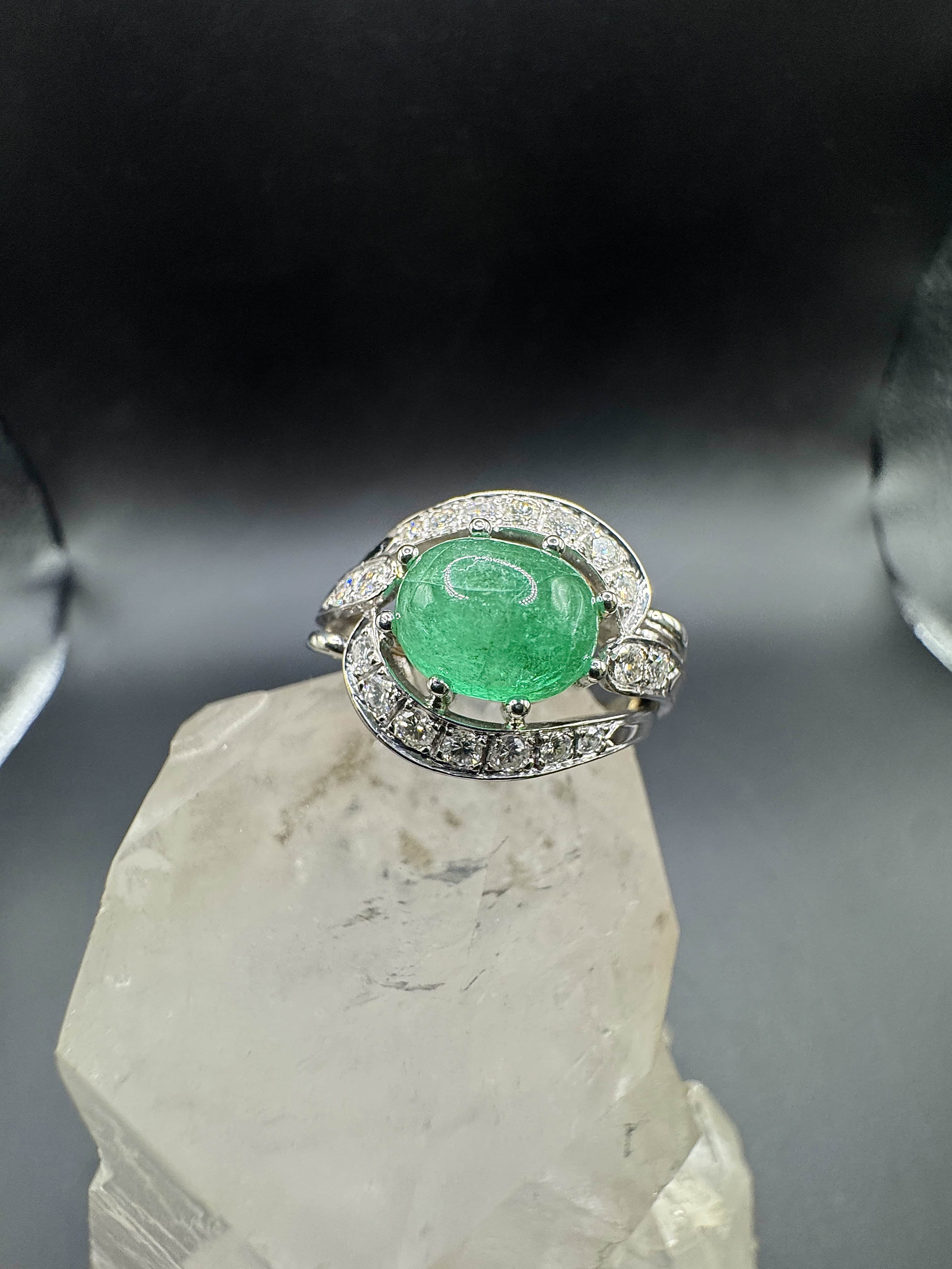 Wirkungsvoller Cocktailring in 14 Karat Gelb- und Weißgold mit Smaragd & Brillanten