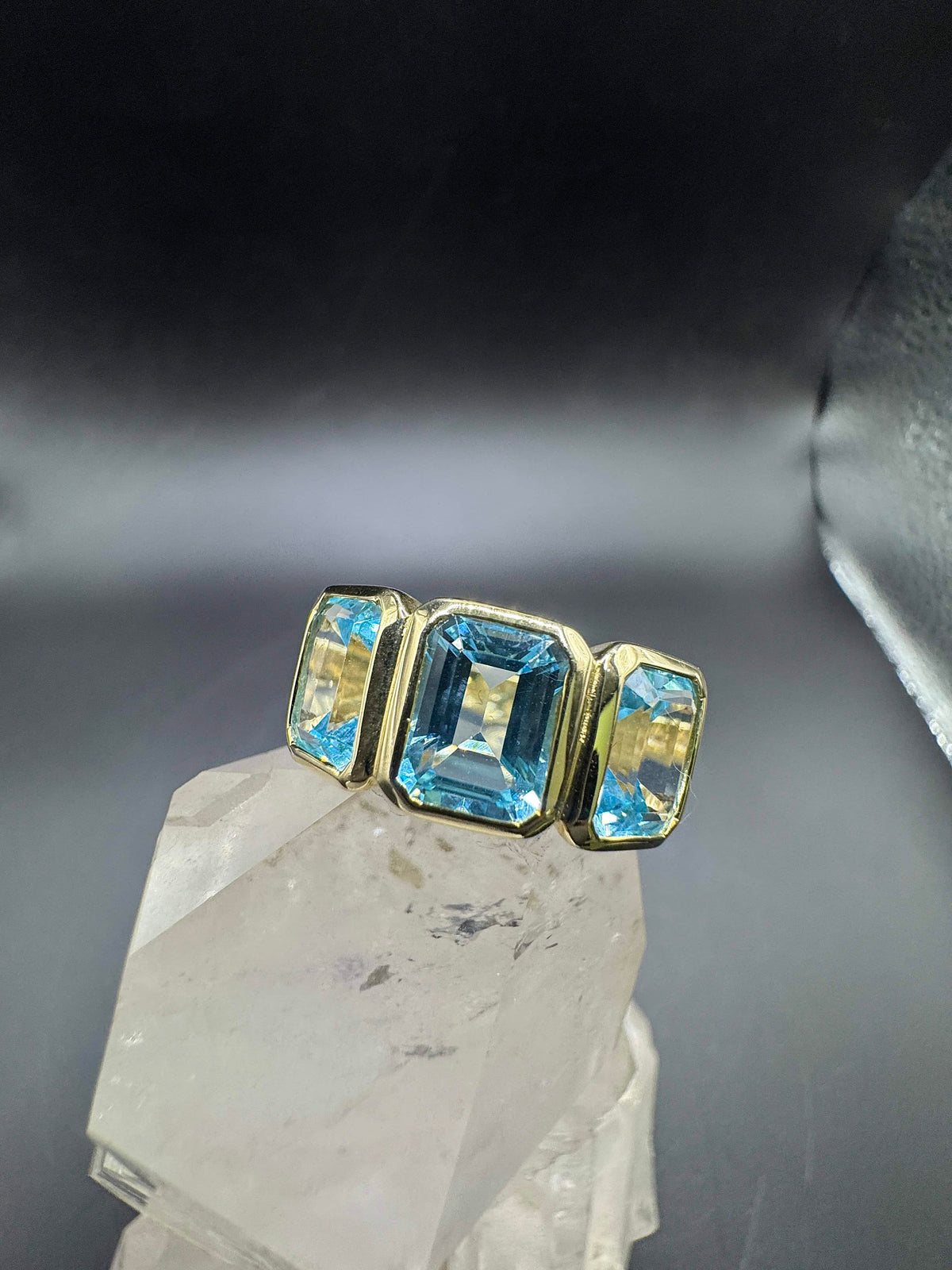Markanter Ring in 14 Karat Gelbgold mit blauen Topasen