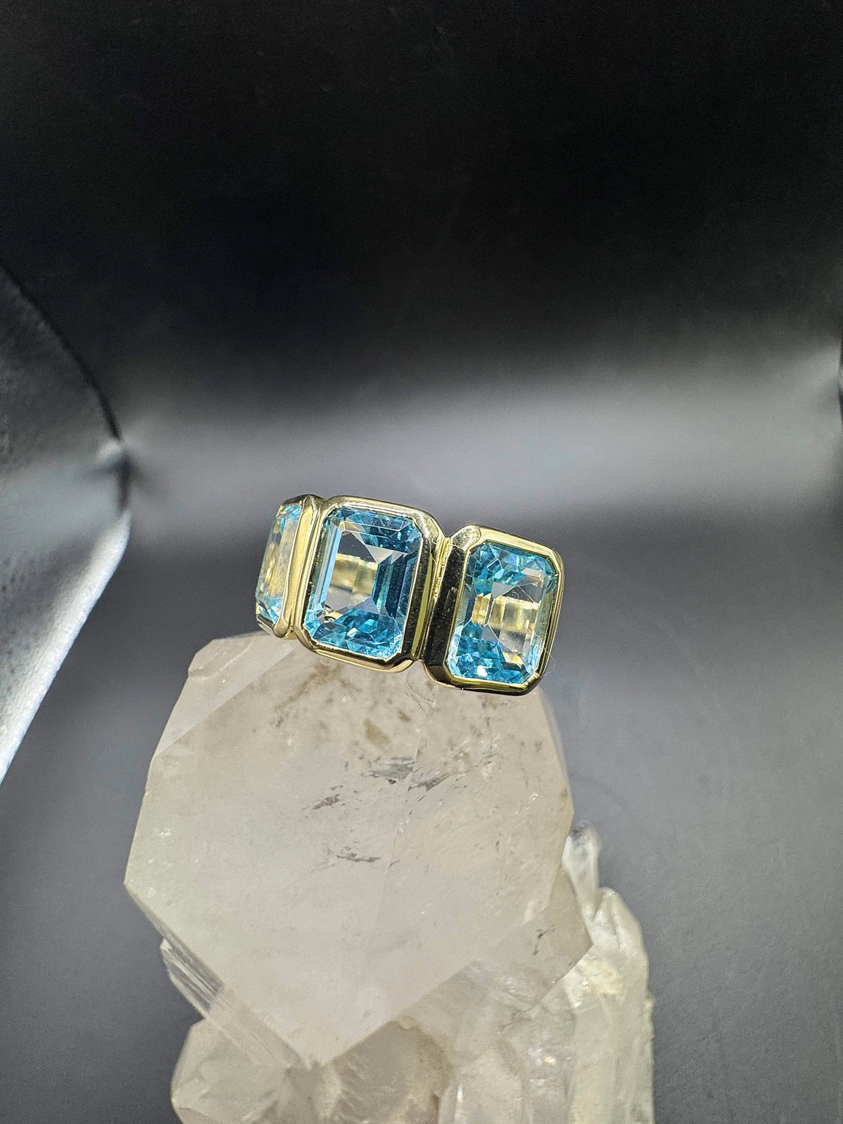 Markanter Ring in 14 Karat Gelbgold mit blauen Topasen
