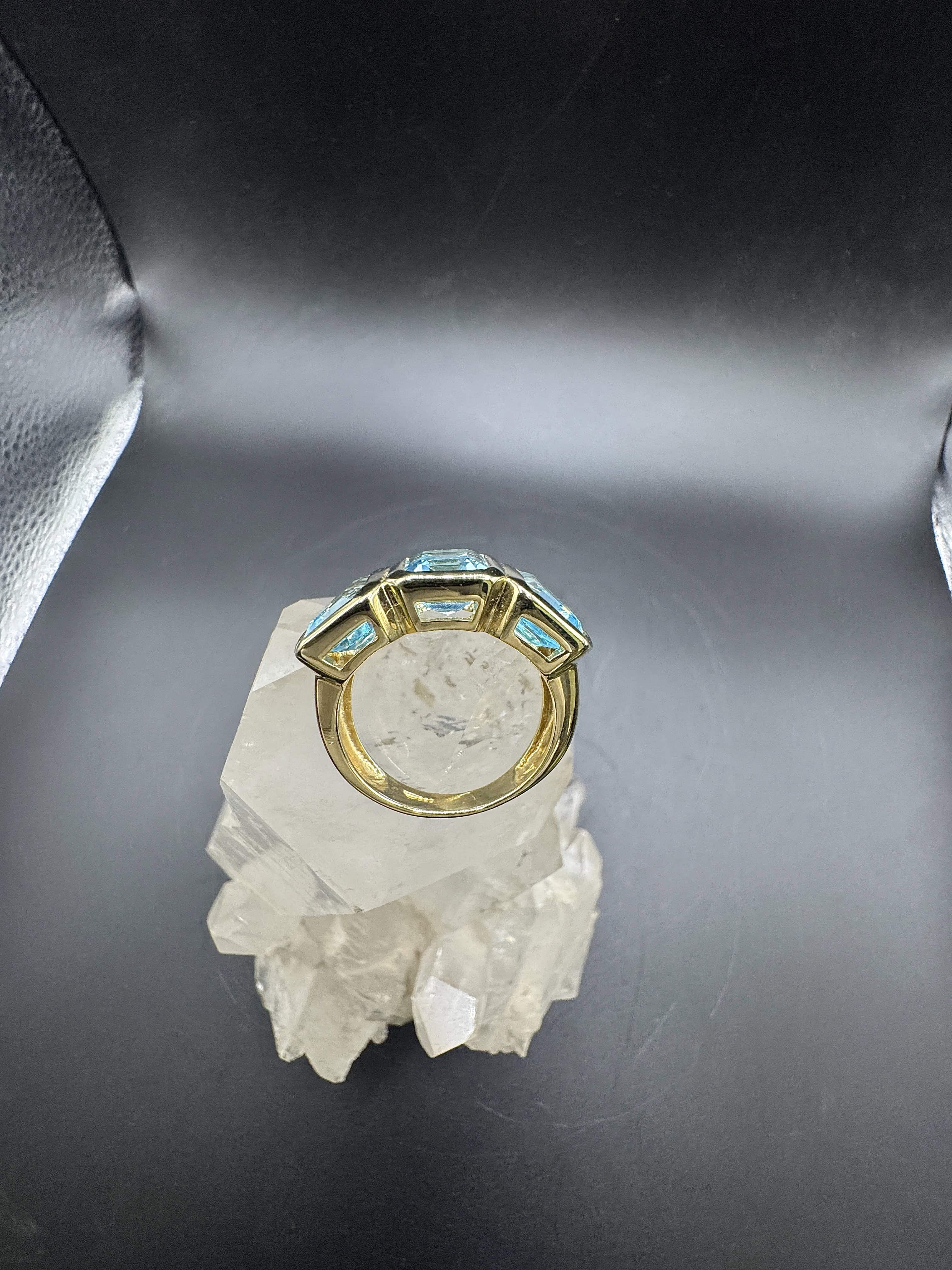 Markanter Ring in 14 Karat Gelbgold mit blauen Topasen