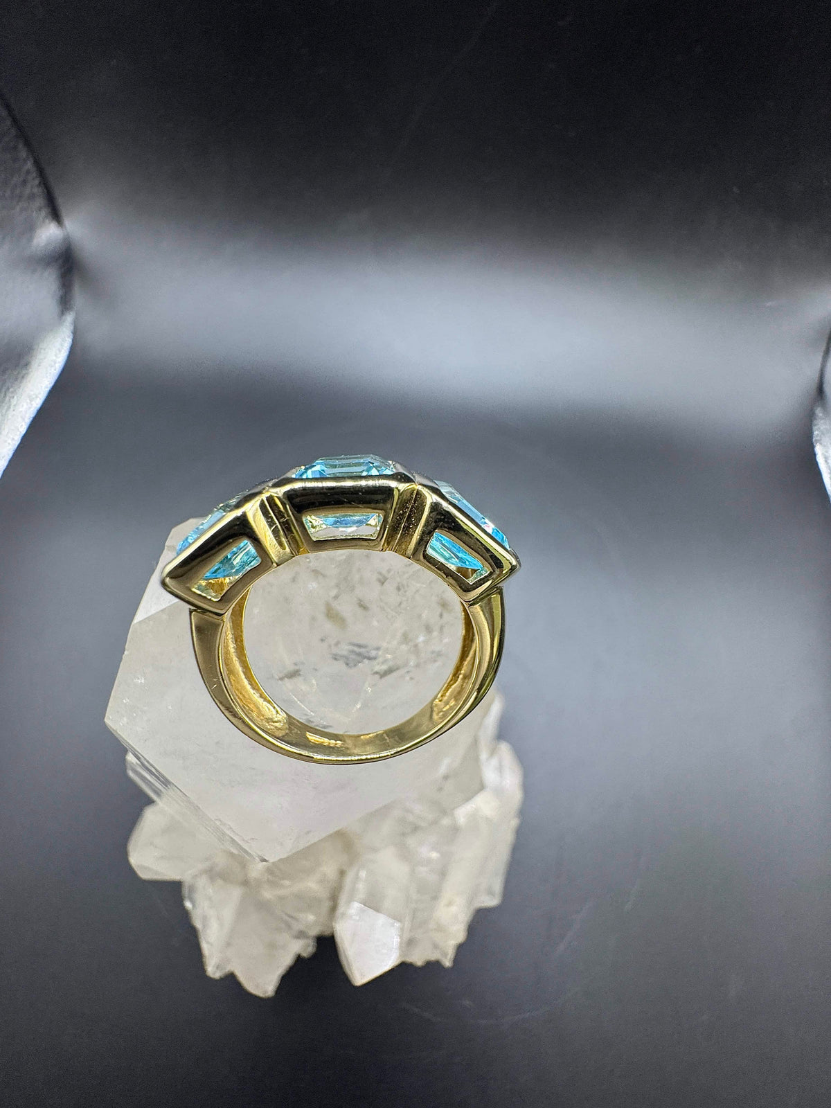 Markanter Ring in 14 Karat Gelbgold mit blauen Topasen
