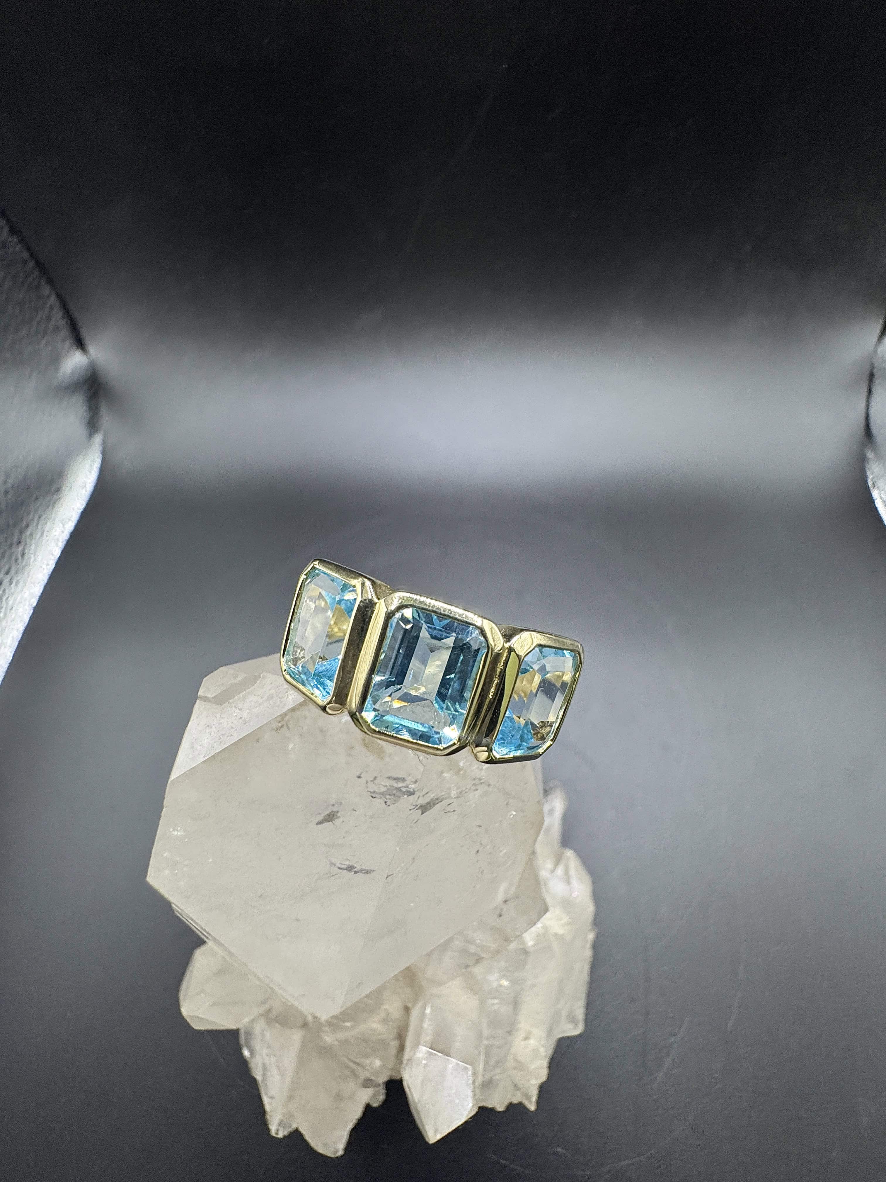 Markanter Ring in 14 Karat Gelbgold mit blauen Topasen