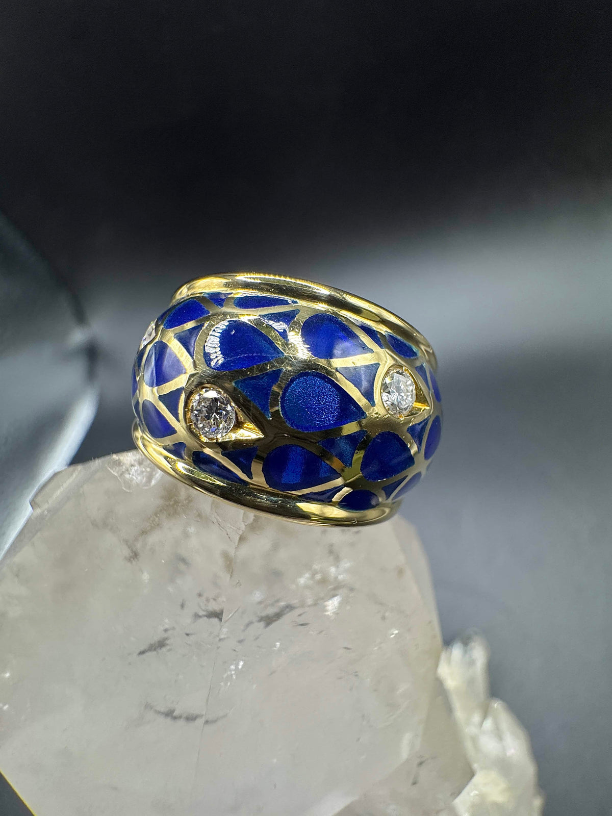 Eleganter Emaille Ring in 18 Karat Gelbgold mit feinen Brillanten