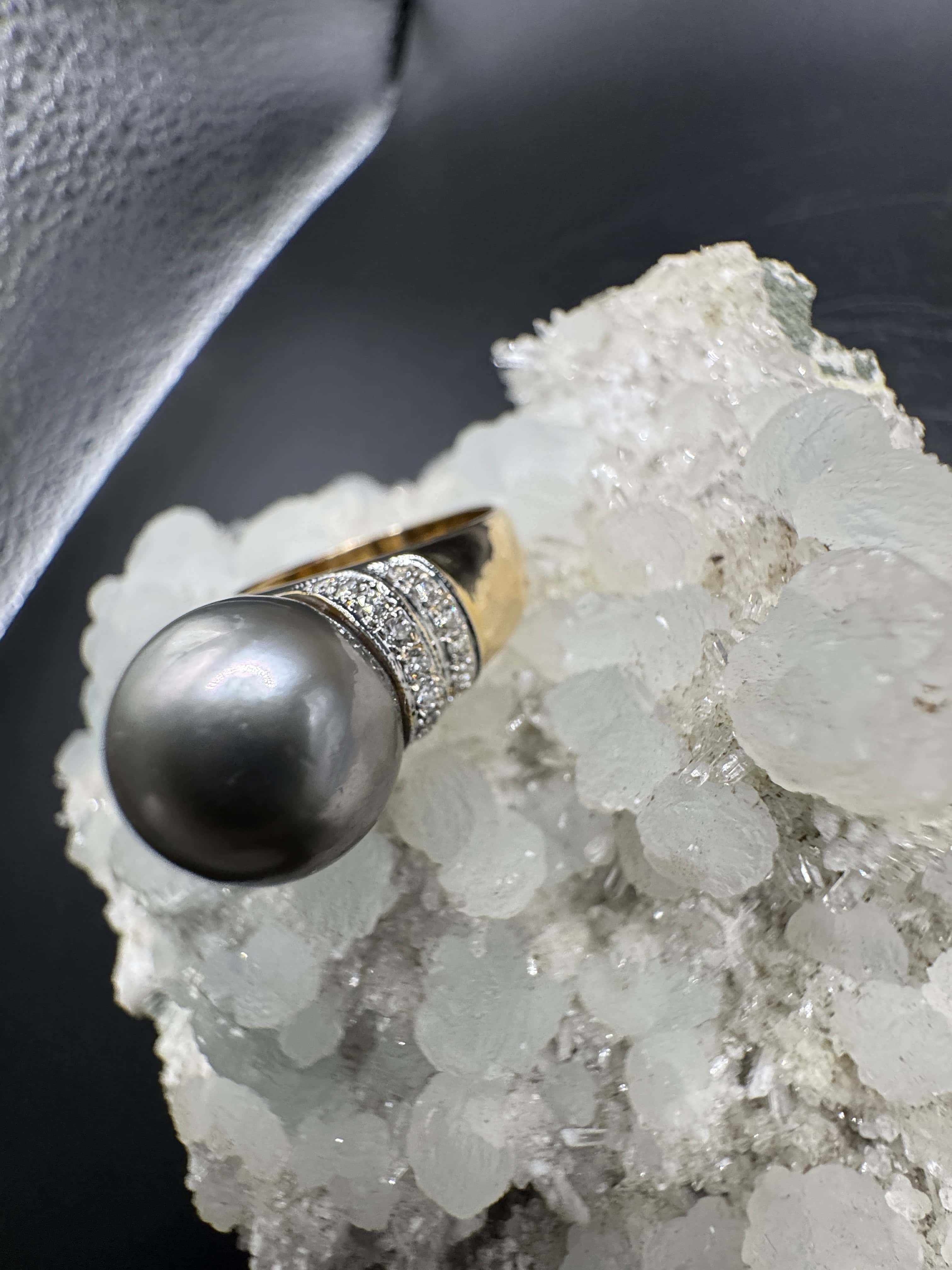 Eleganter Vintage Ring in 18 Karat Gold mit Tahitiperle & Brillanten