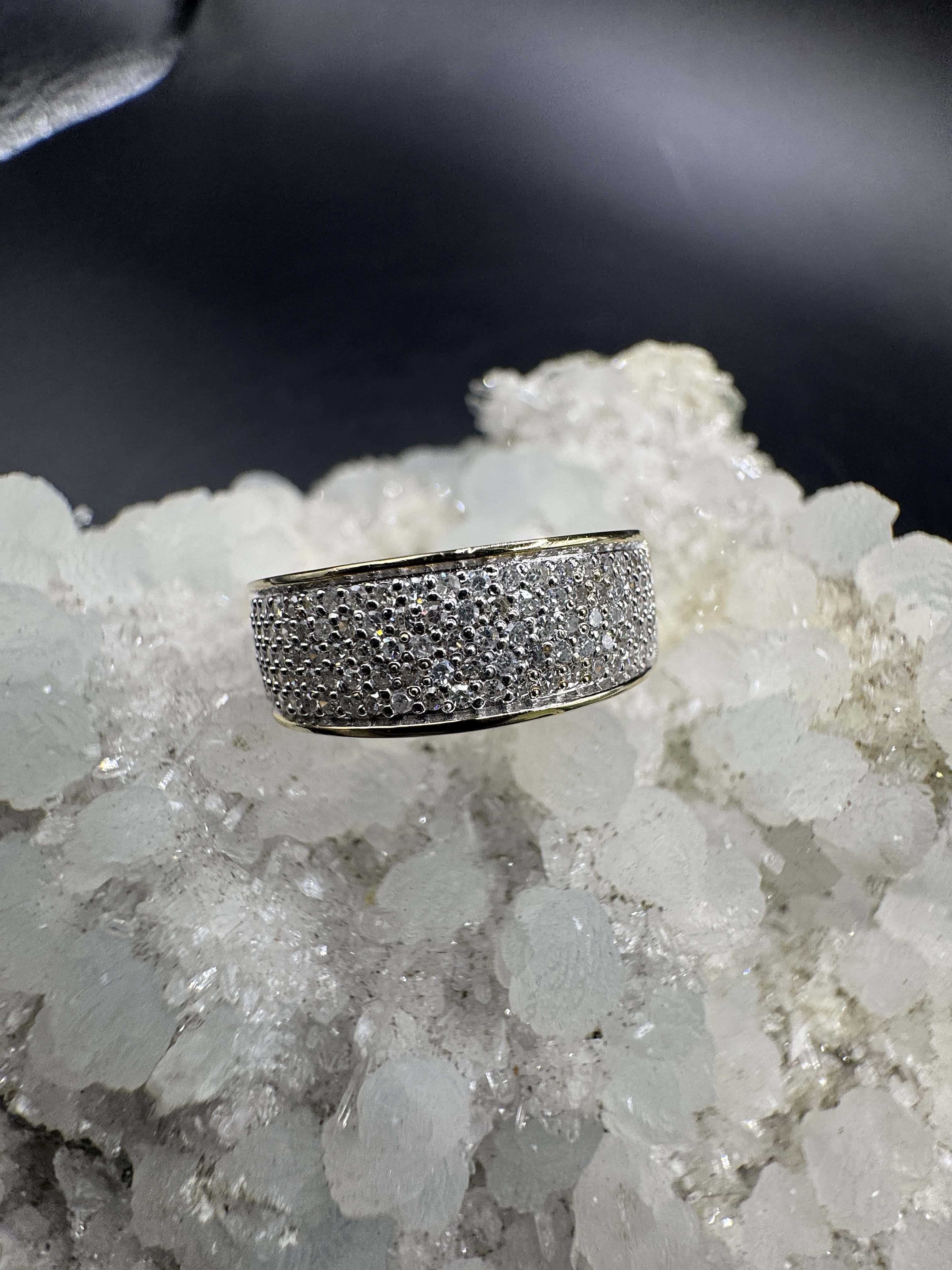 Zeitloser Bandring in 14 Karat Gelb- und Weißgold mit Achtkant-Diamanten