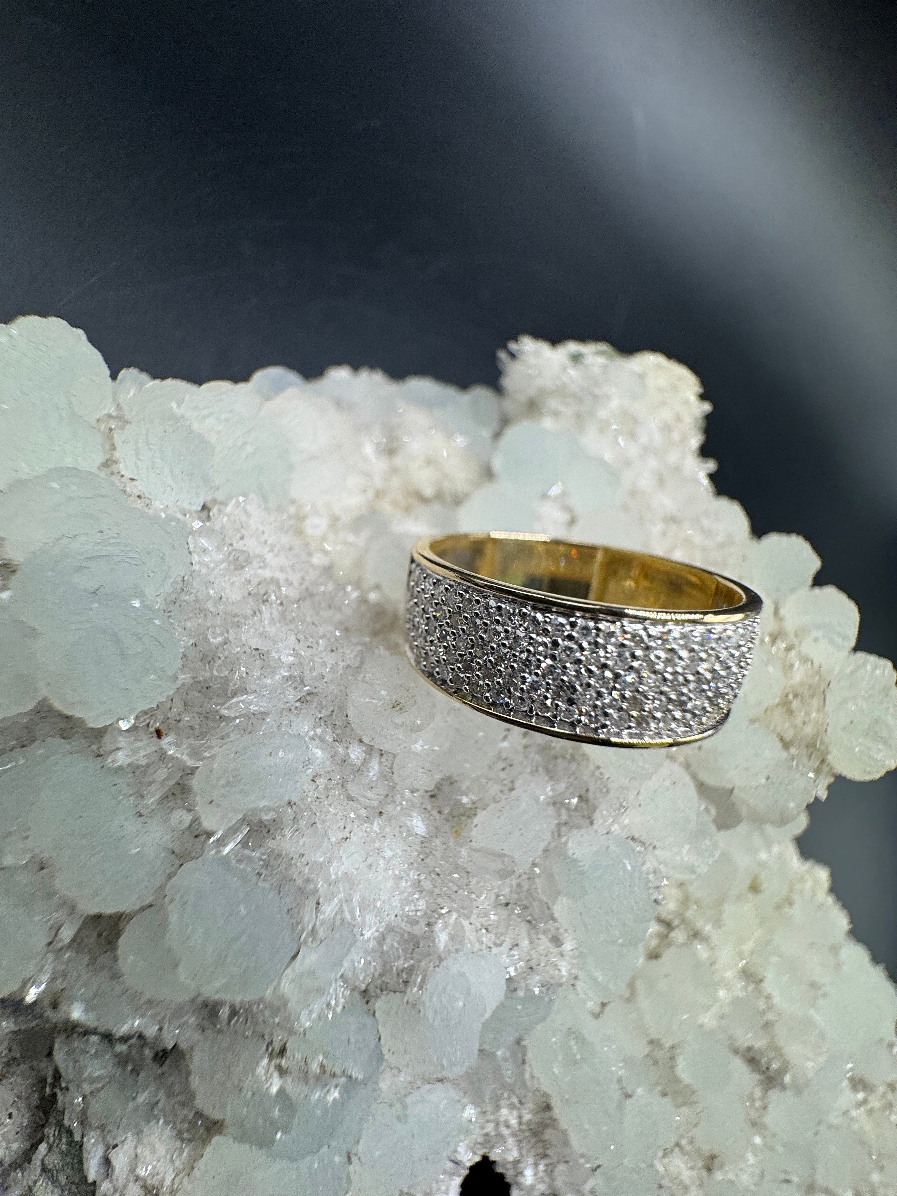 Zeitloser Bandring in 14 Karat Gelb- und Weißgold mit Achtkant-Diamanten