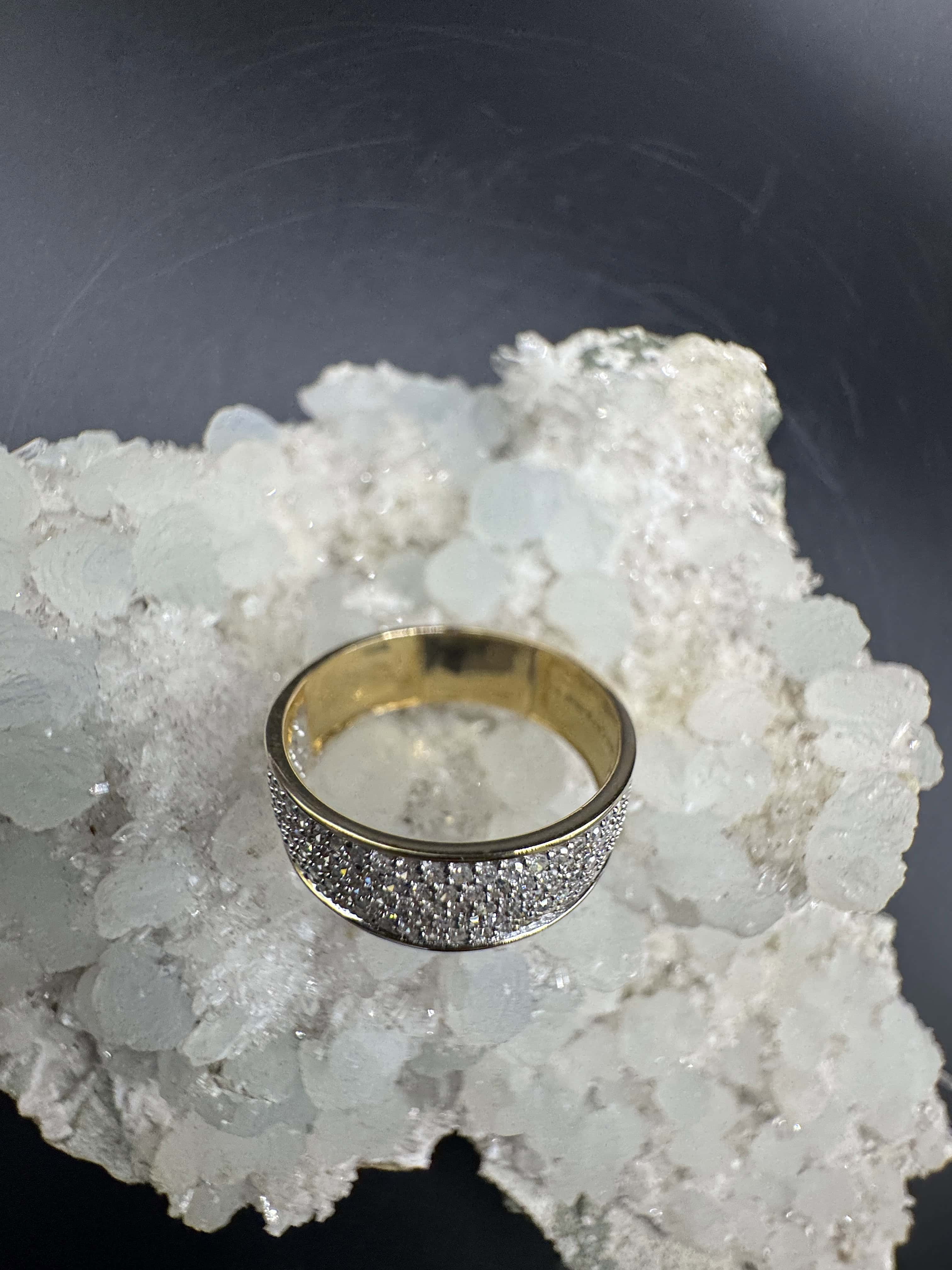 Zeitloser Bandring in 14 Karat Gelb- und Weißgold mit Achtkant-Diamanten