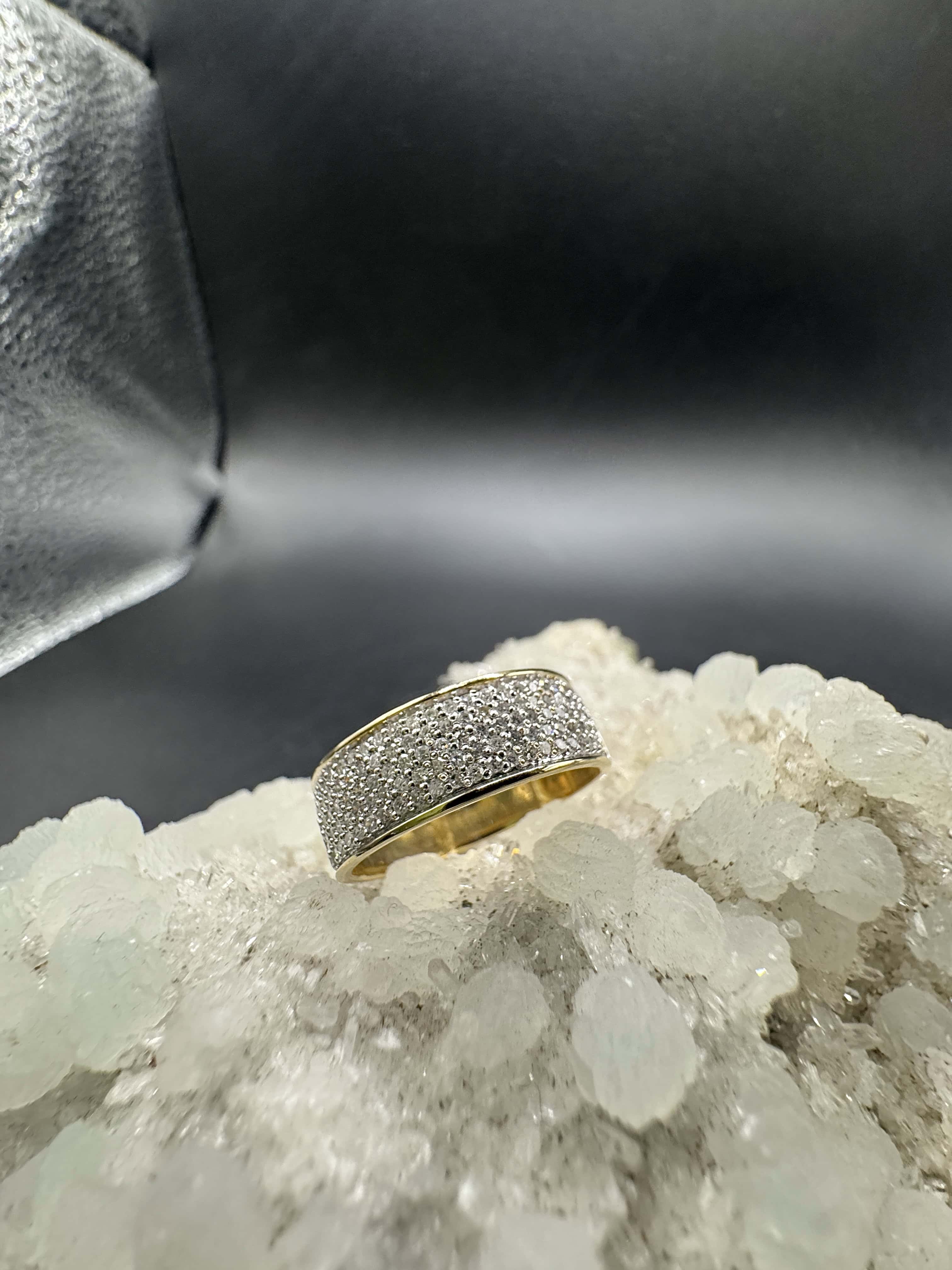 Zeitloser Bandring in 14 Karat Gelb- und Weißgold mit Achtkant-Diamanten