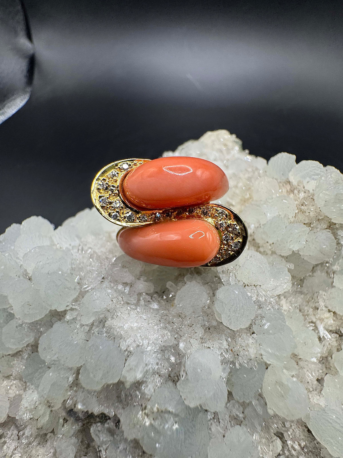 Eleganter Ring in 18 Karat Gelbgold mit Engelshautkoralle & Diamanten