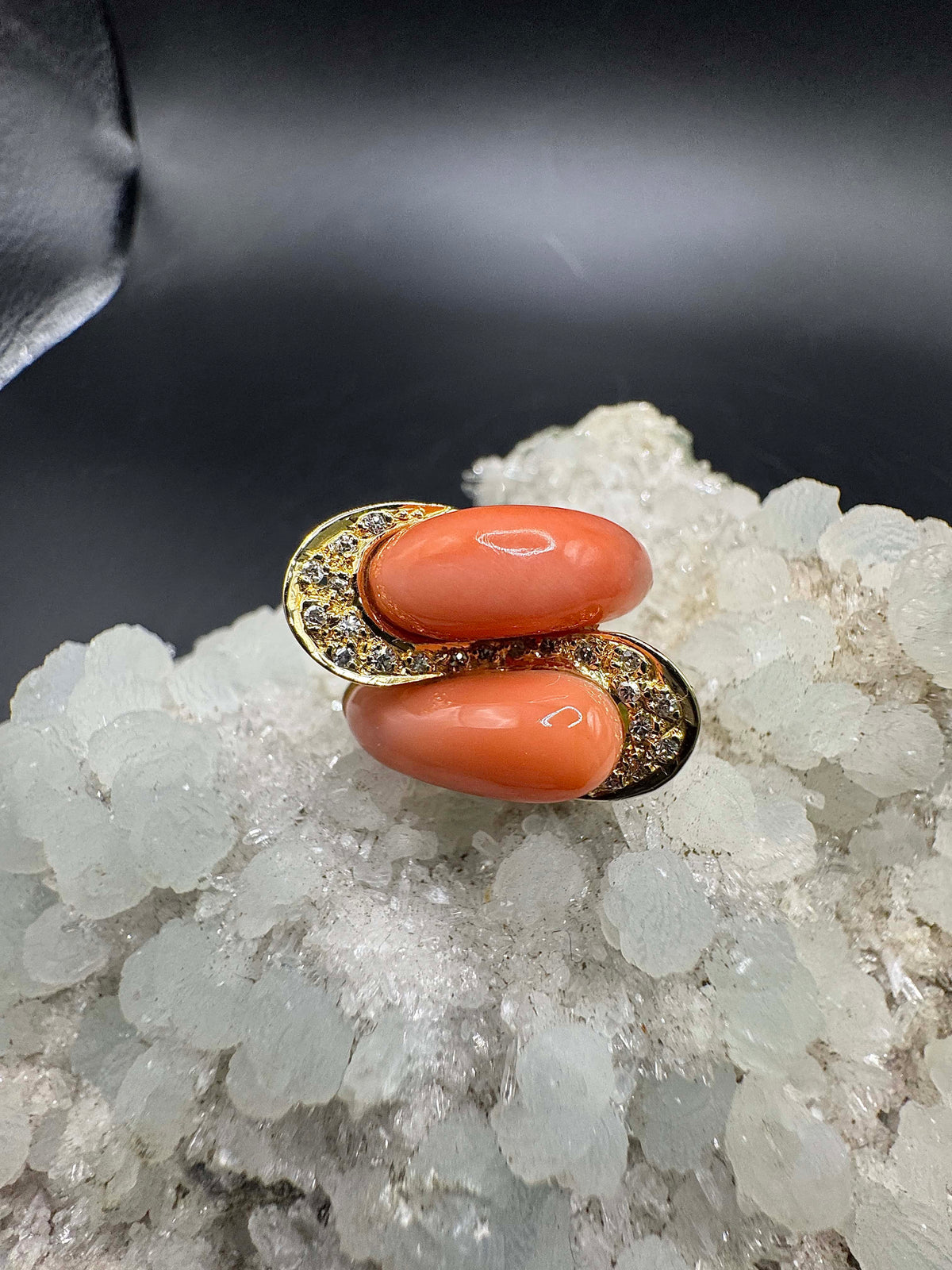 Eleganter Ring in 18 Karat Gelbgold mit Engelshautkoralle & Diamanten
