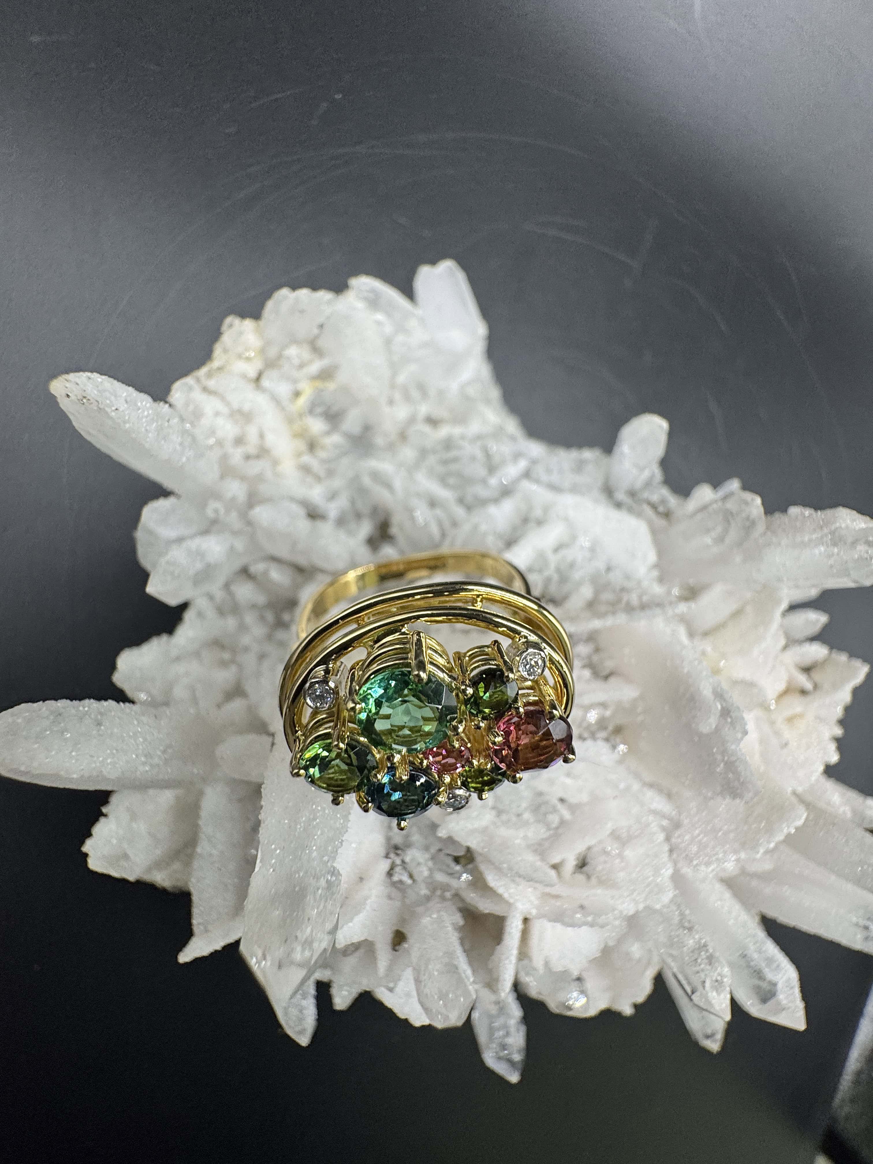 Lebhafter Ring in 18 Karat Gelbgold mit bunten Turmalinen & Brillanten
