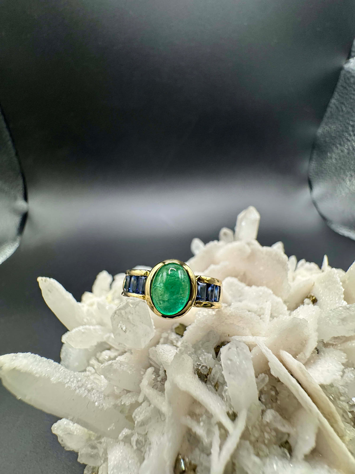 Edler Ring in 18 Karat Gelbgold mit Smaragd & Saphiren
