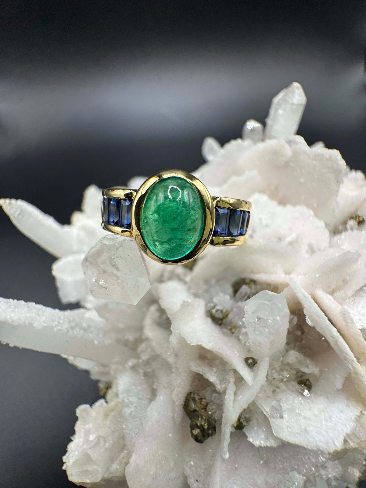 Edler Ring in 18 Karat Gelbgold mit Smaragd & Saphiren