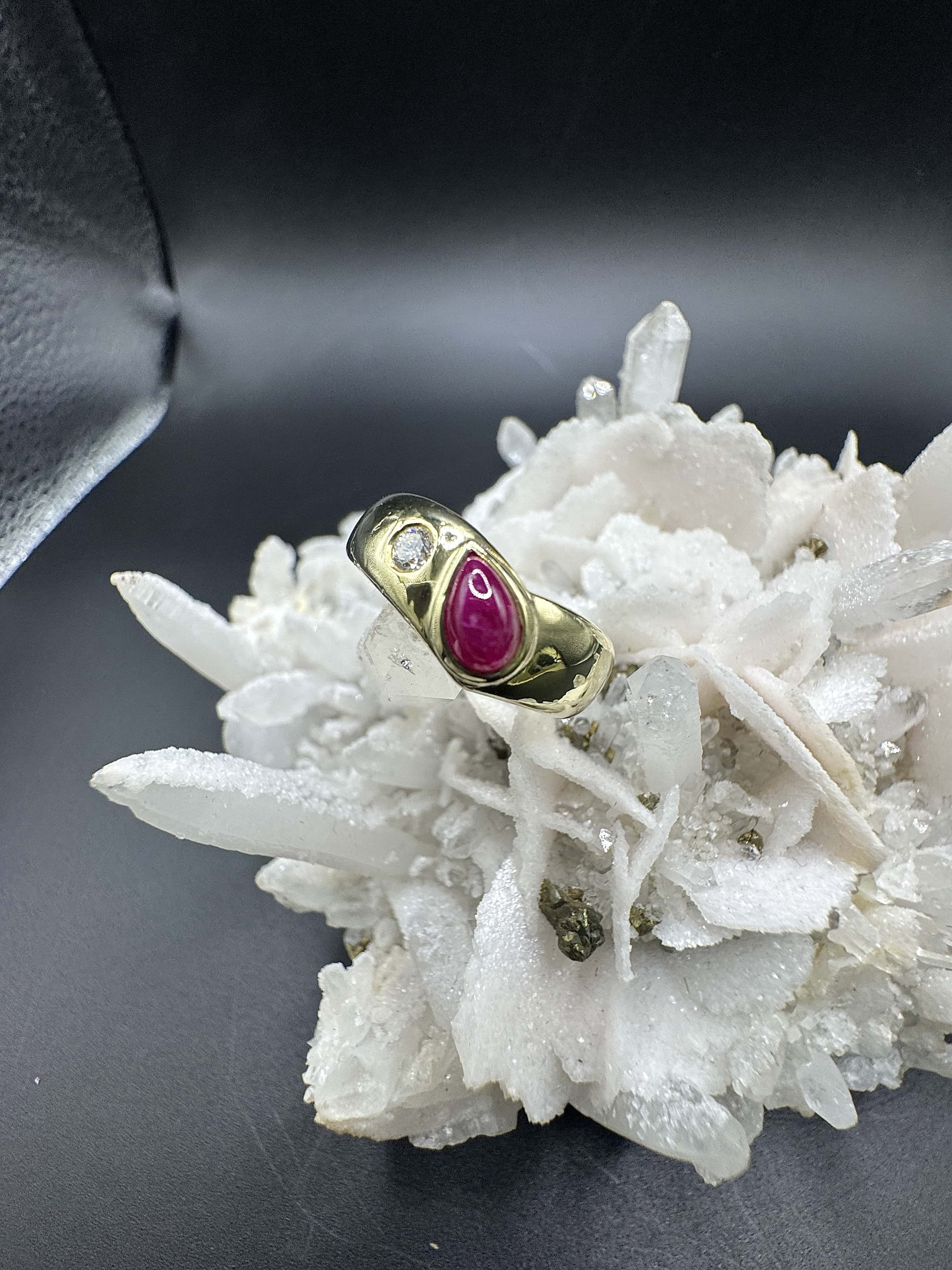 Eleganter Ring in 14 Karat Gelbgold mit Rubin & Brillant