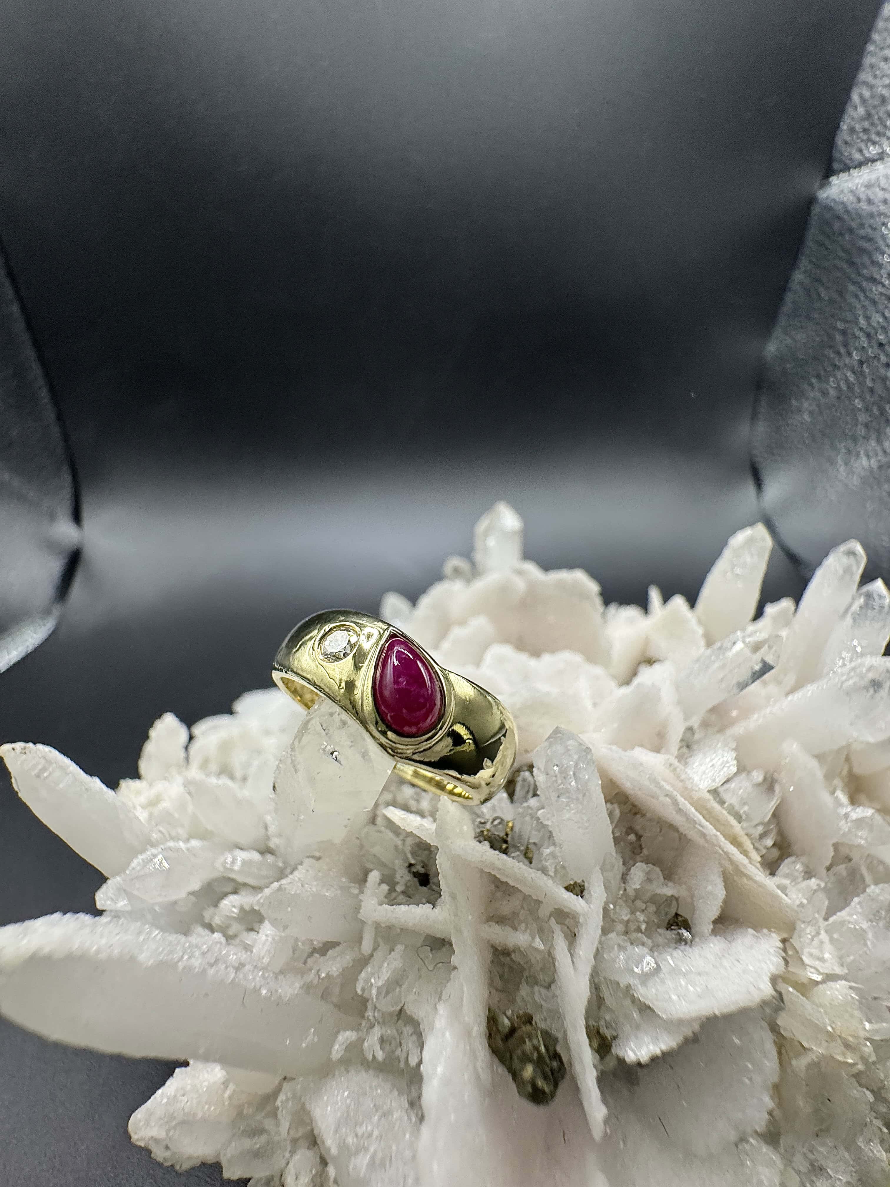 Eleganter Ring in 14 Karat Gelbgold mit Rubin & Brillant